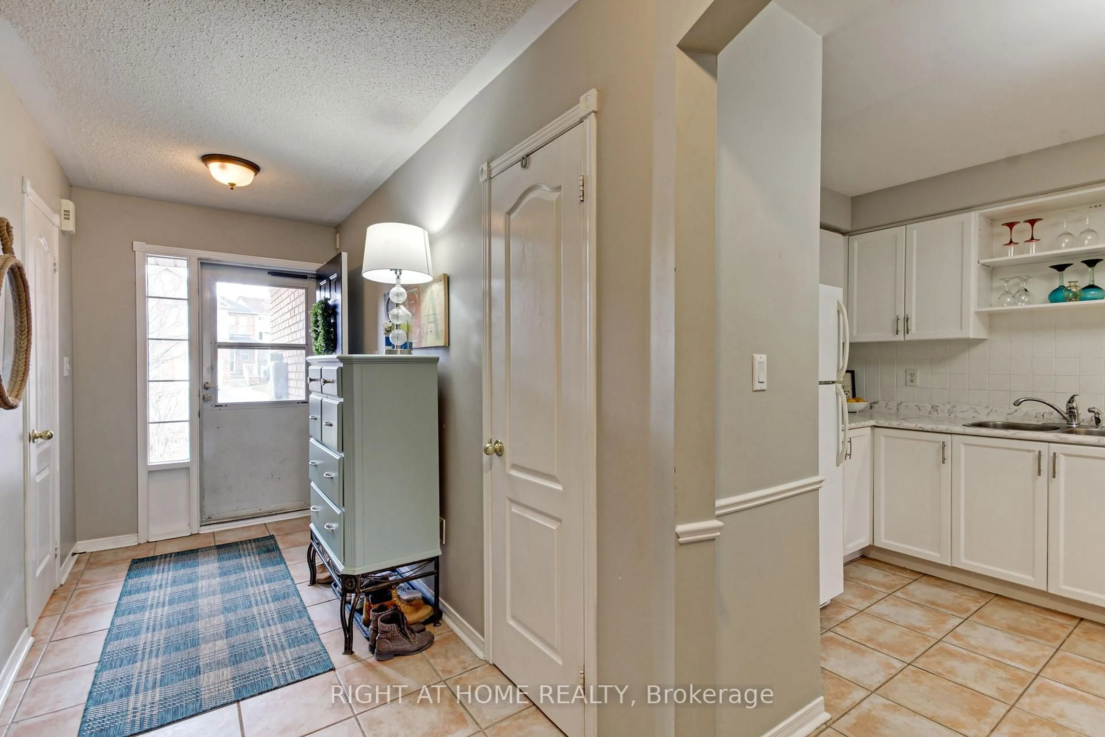 Indoor entryway for 26 Crittenden Dr, Georgina Ontario L4P 4E7