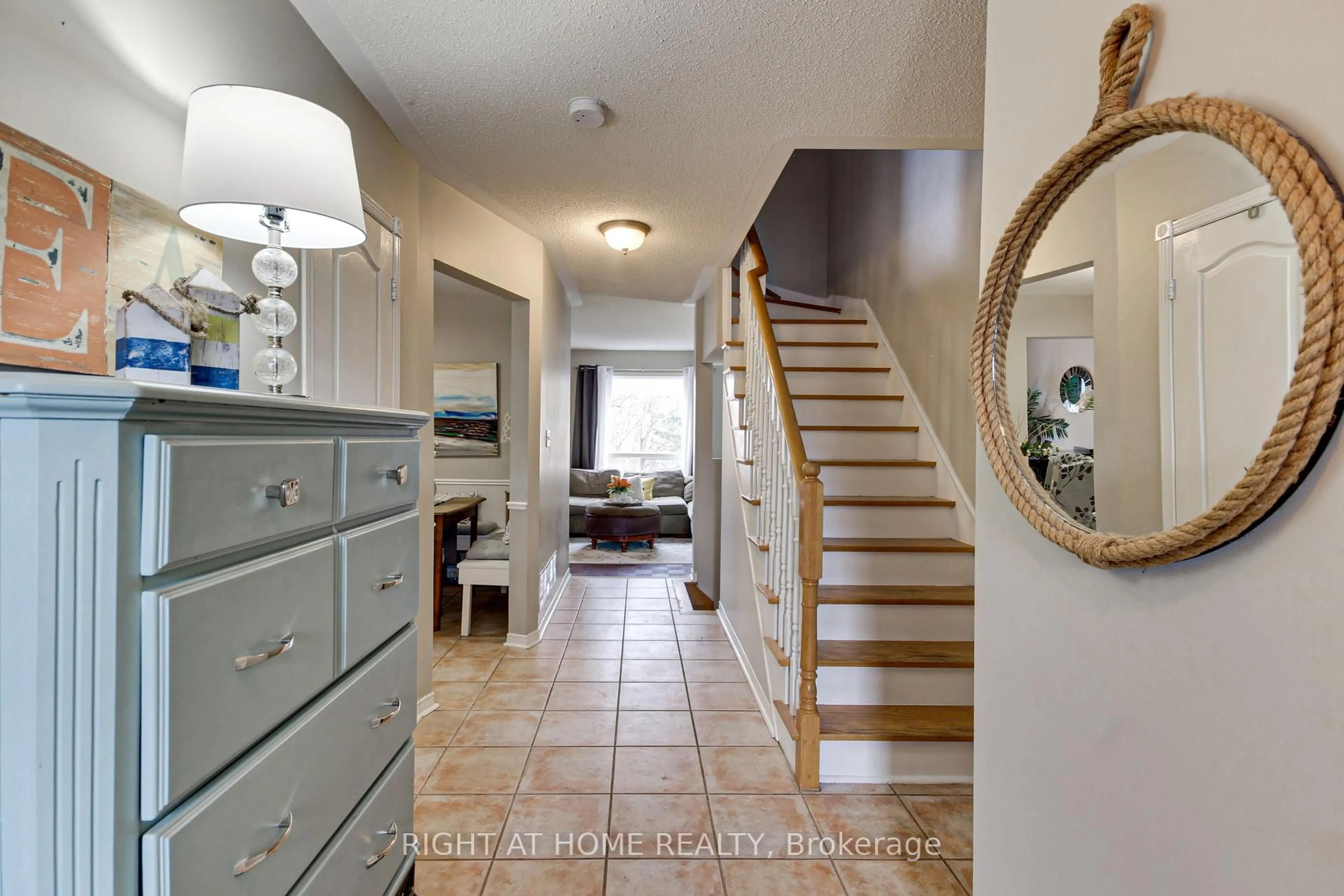 Indoor entryway for 26 Crittenden Dr, Georgina Ontario L4P 4E7