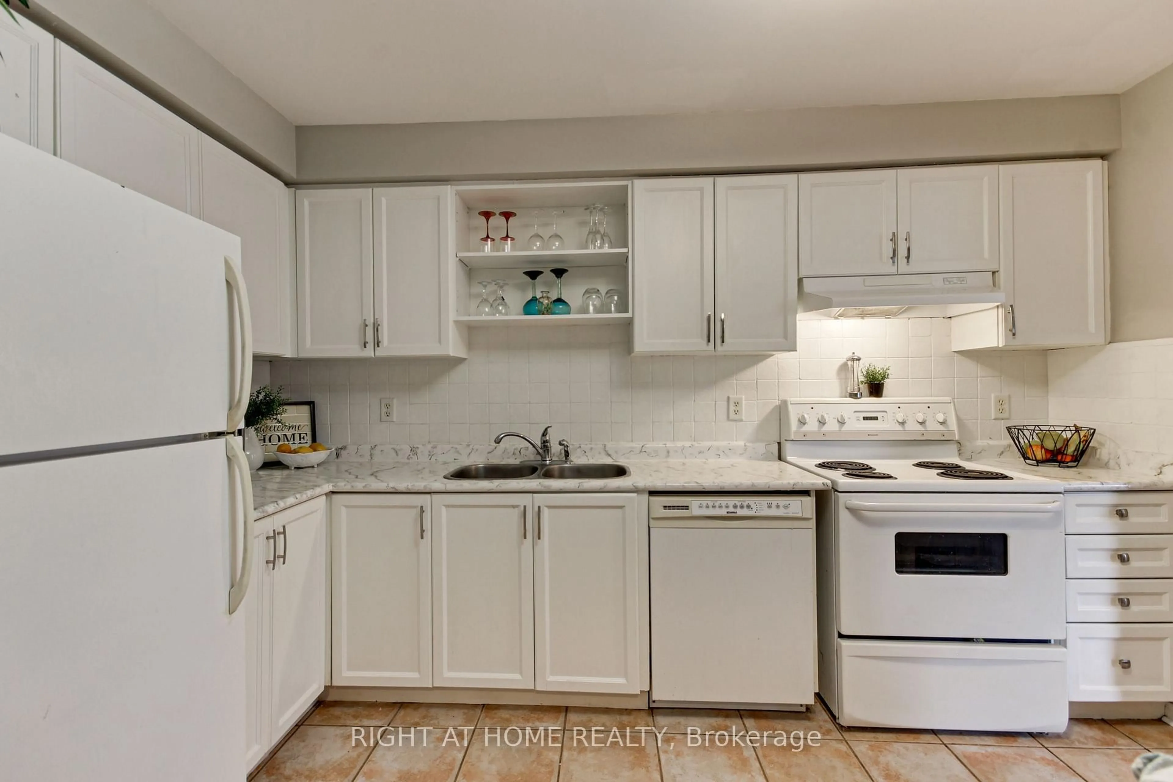 Standard kitchen, unknown for 26 Crittenden Dr, Georgina Ontario L4P 4E7