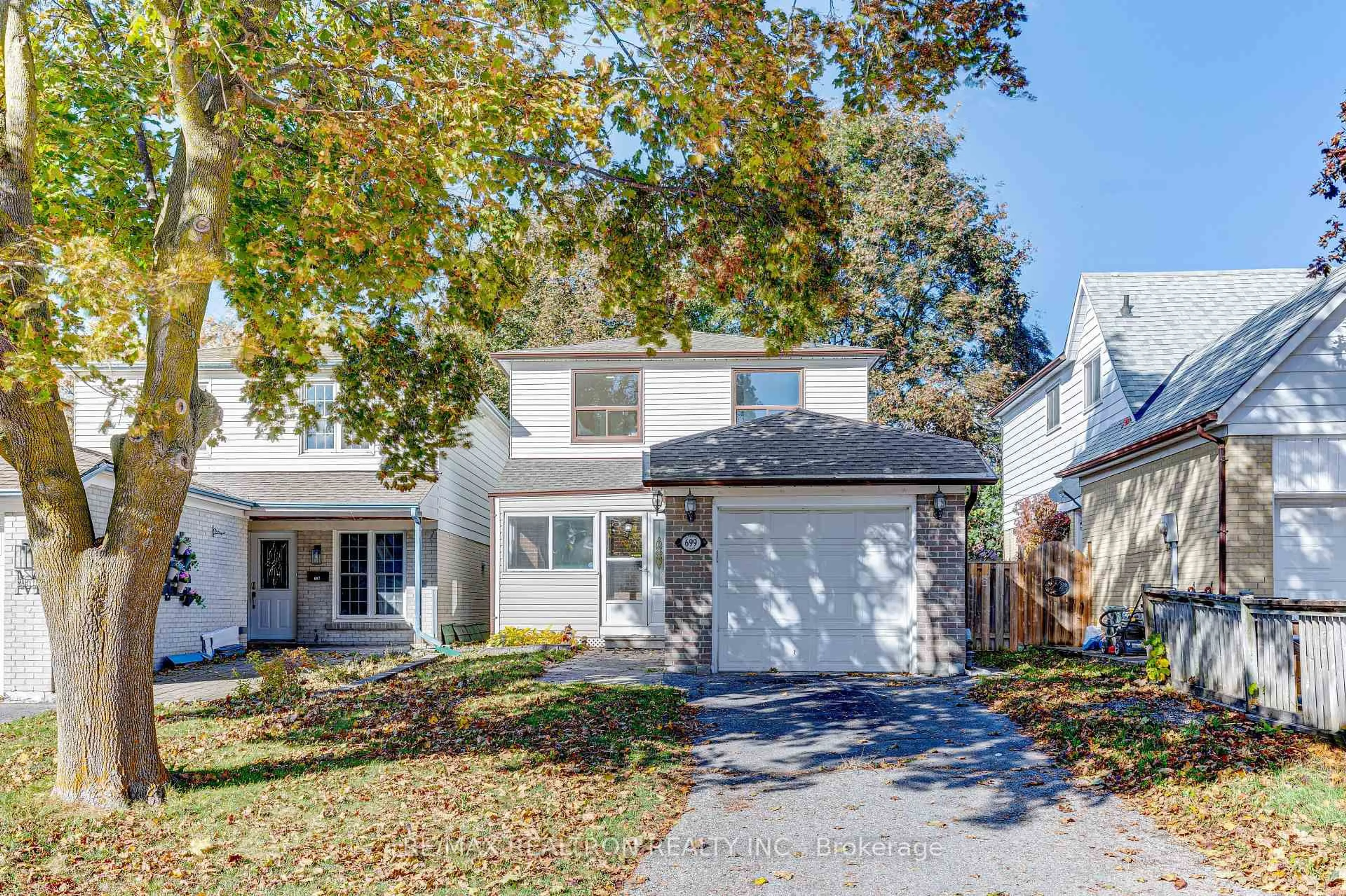 Home with vinyl exterior material, street for 699 Jackson Crt, Newmarket Ontario L3Y 5A5