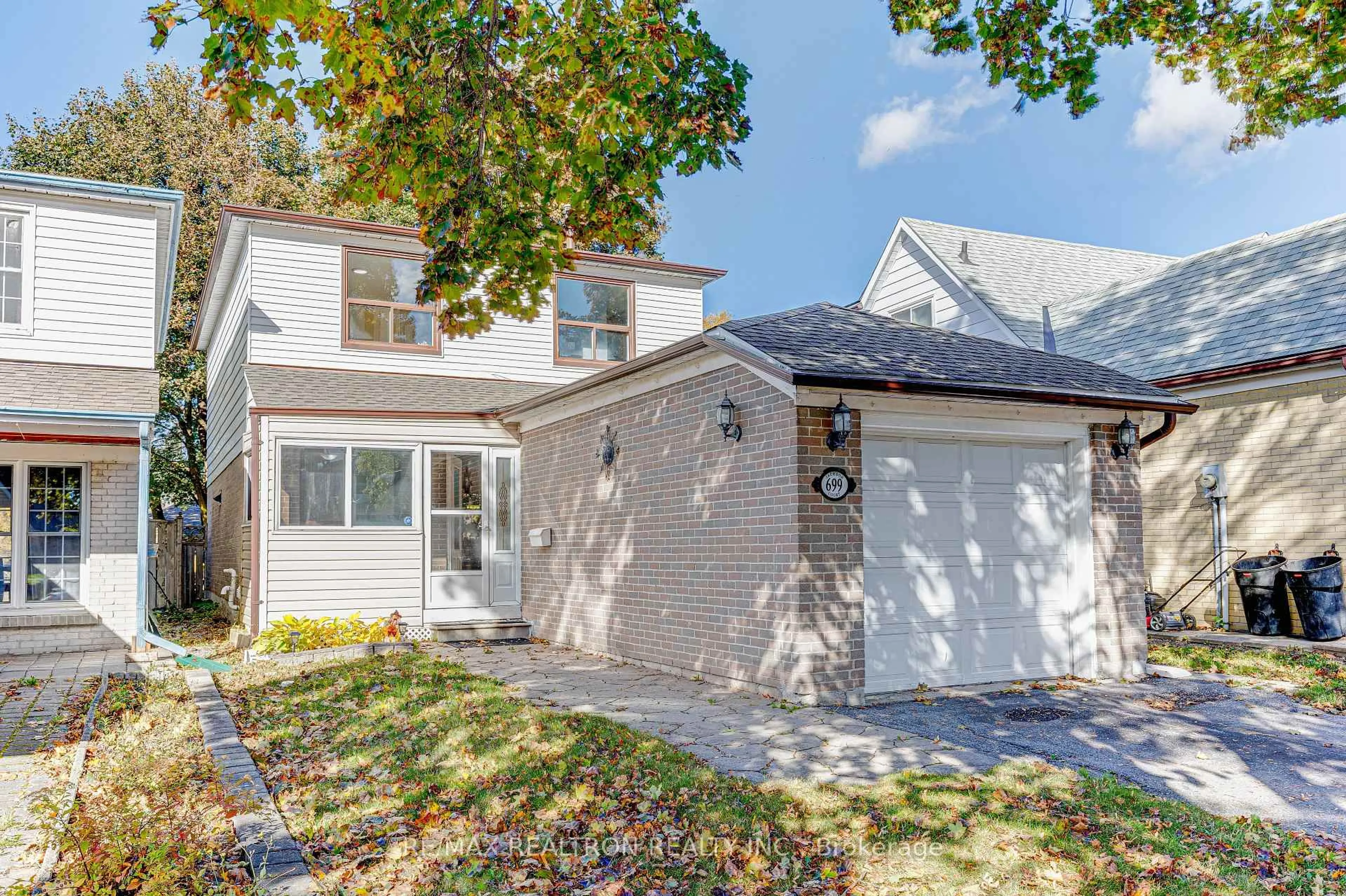 Home with vinyl exterior material, street for 699 Jackson Crt, Newmarket Ontario L3Y 5A5