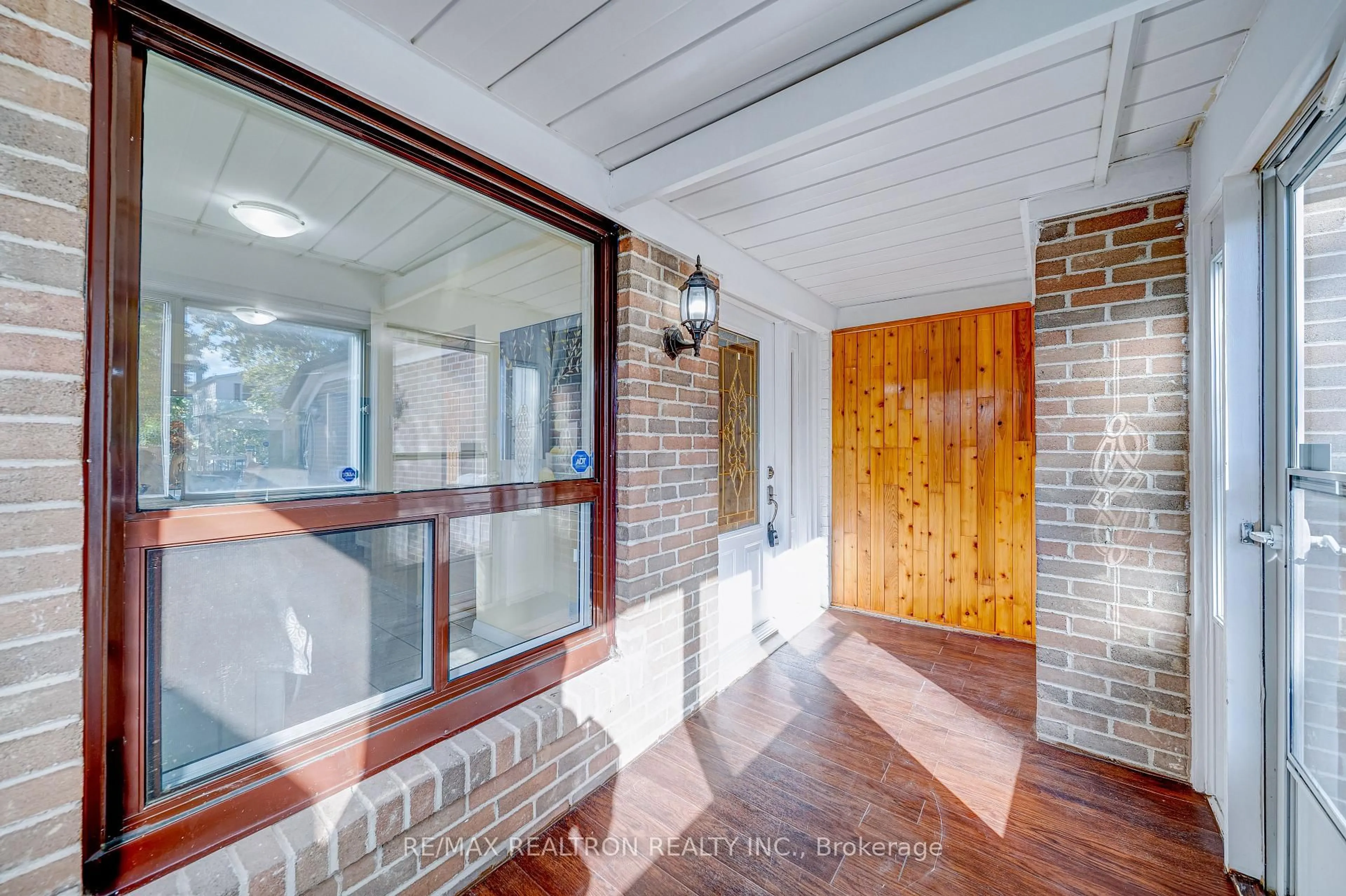 Indoor entryway for 699 Jackson Crt, Newmarket Ontario L3Y 5A5