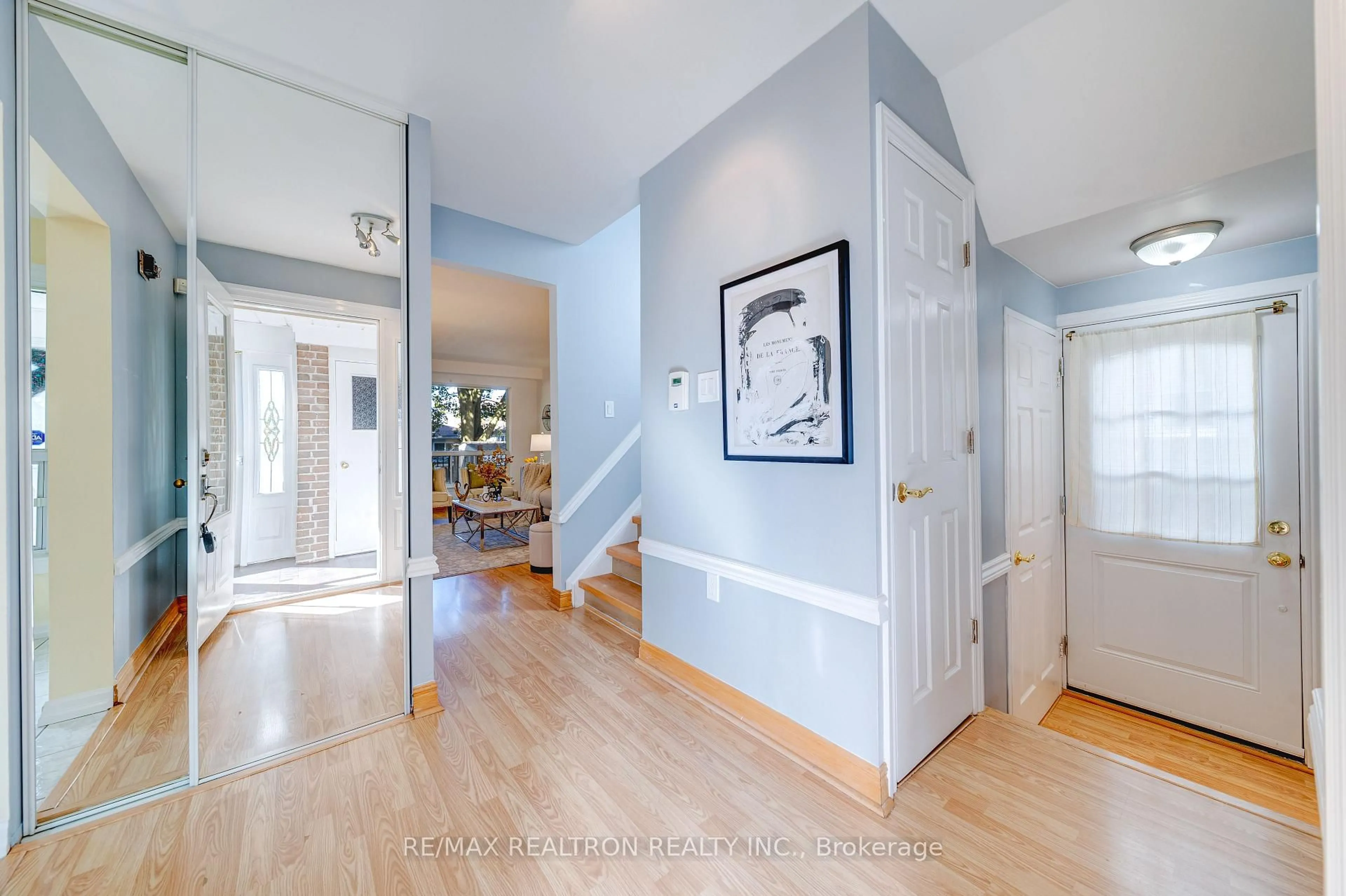 Indoor entryway for 699 Jackson Crt, Newmarket Ontario L3Y 5A5