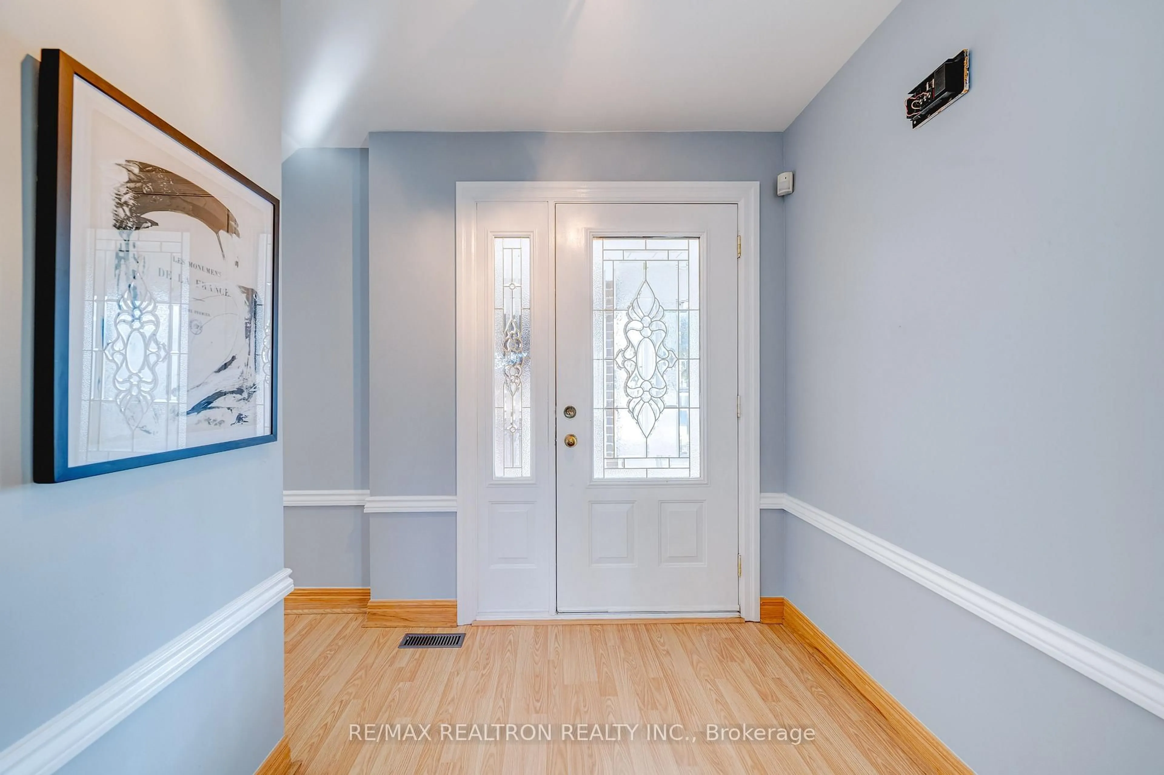 Indoor entryway for 699 Jackson Crt, Newmarket Ontario L3Y 5A5