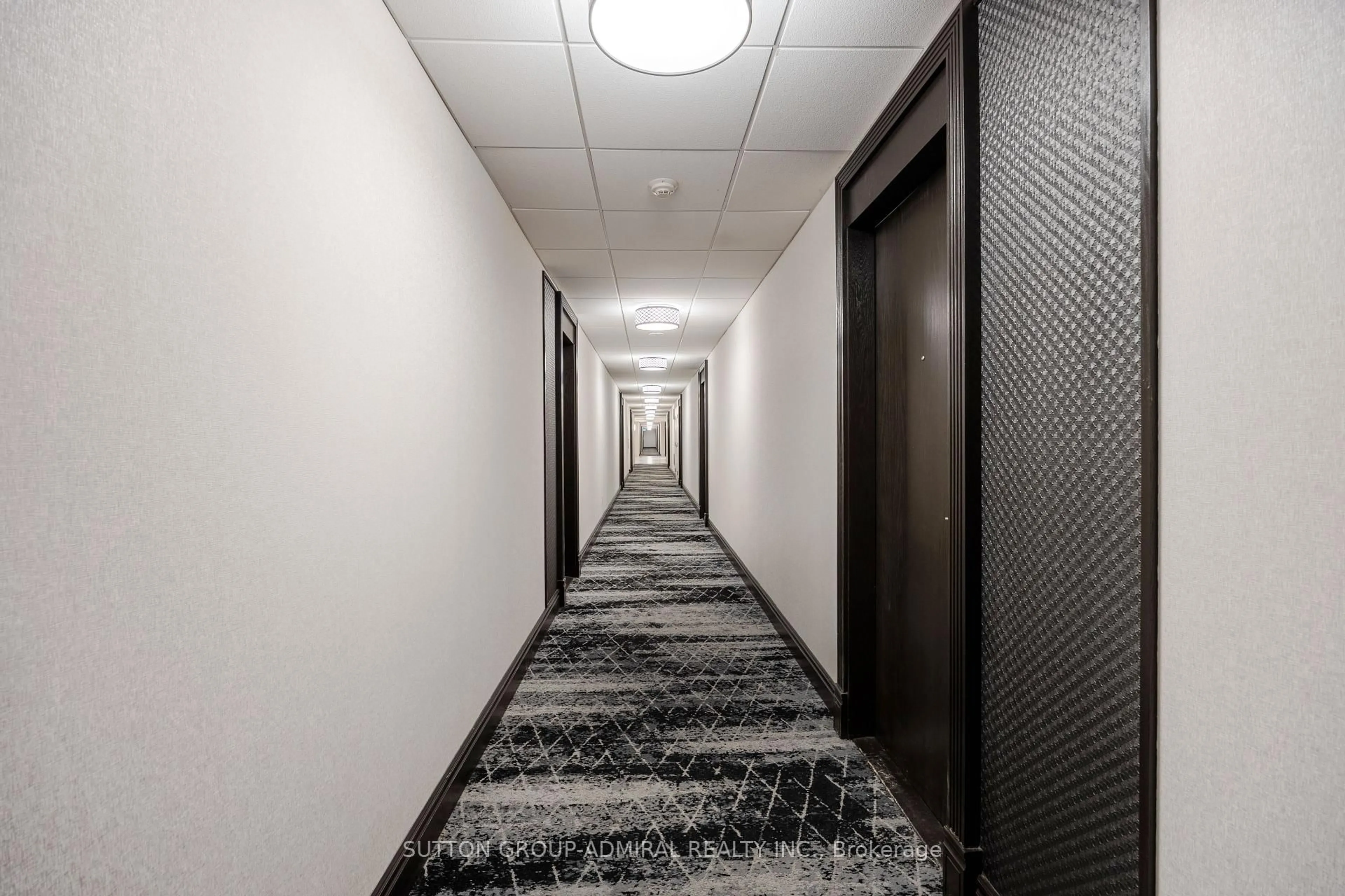 Indoor foyer for 3 Ellesmere St #PH18, Richmond Hill Ontario L4B 4N2