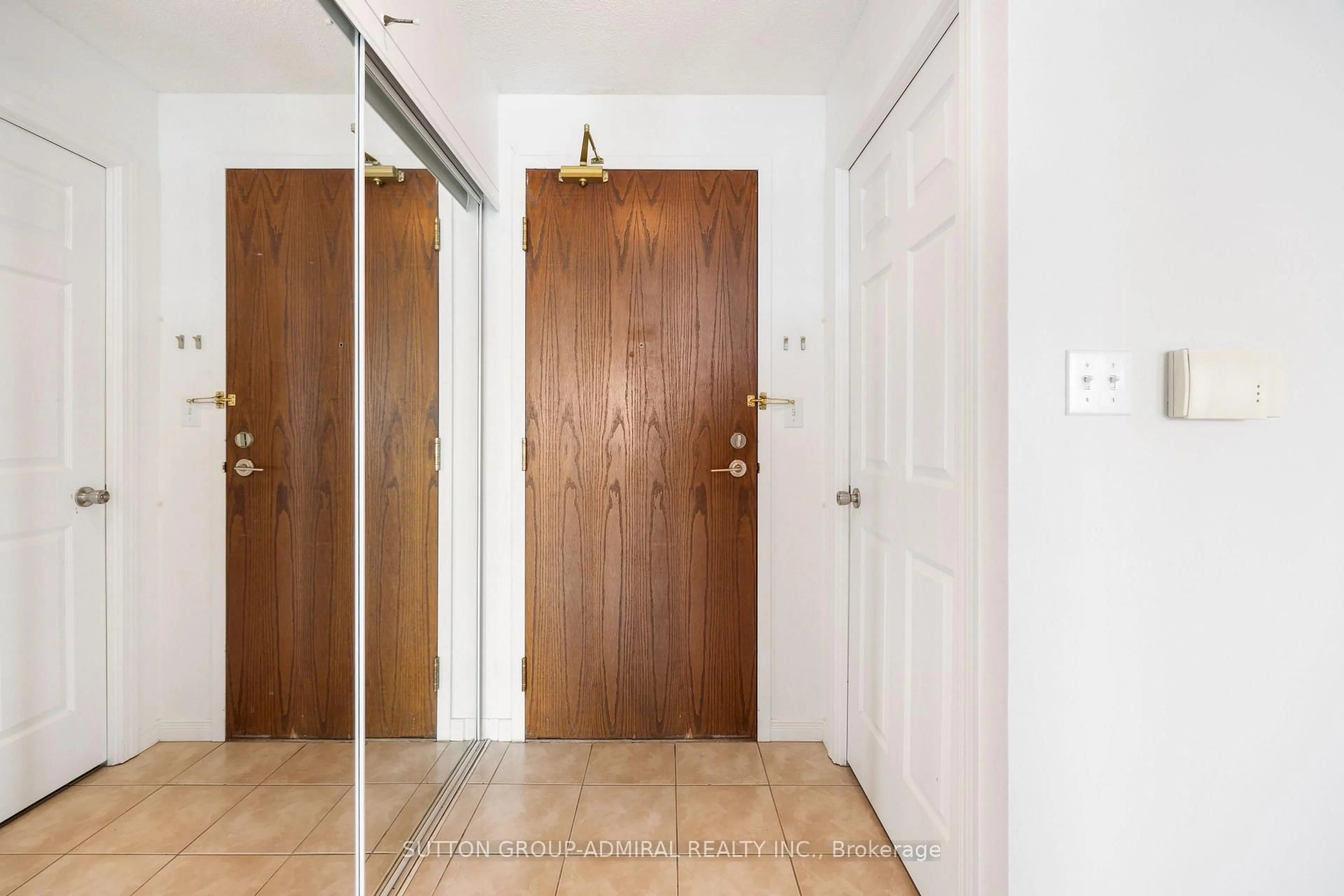 Indoor foyer for 3 Ellesmere St #PH18, Richmond Hill Ontario L4B 4N2