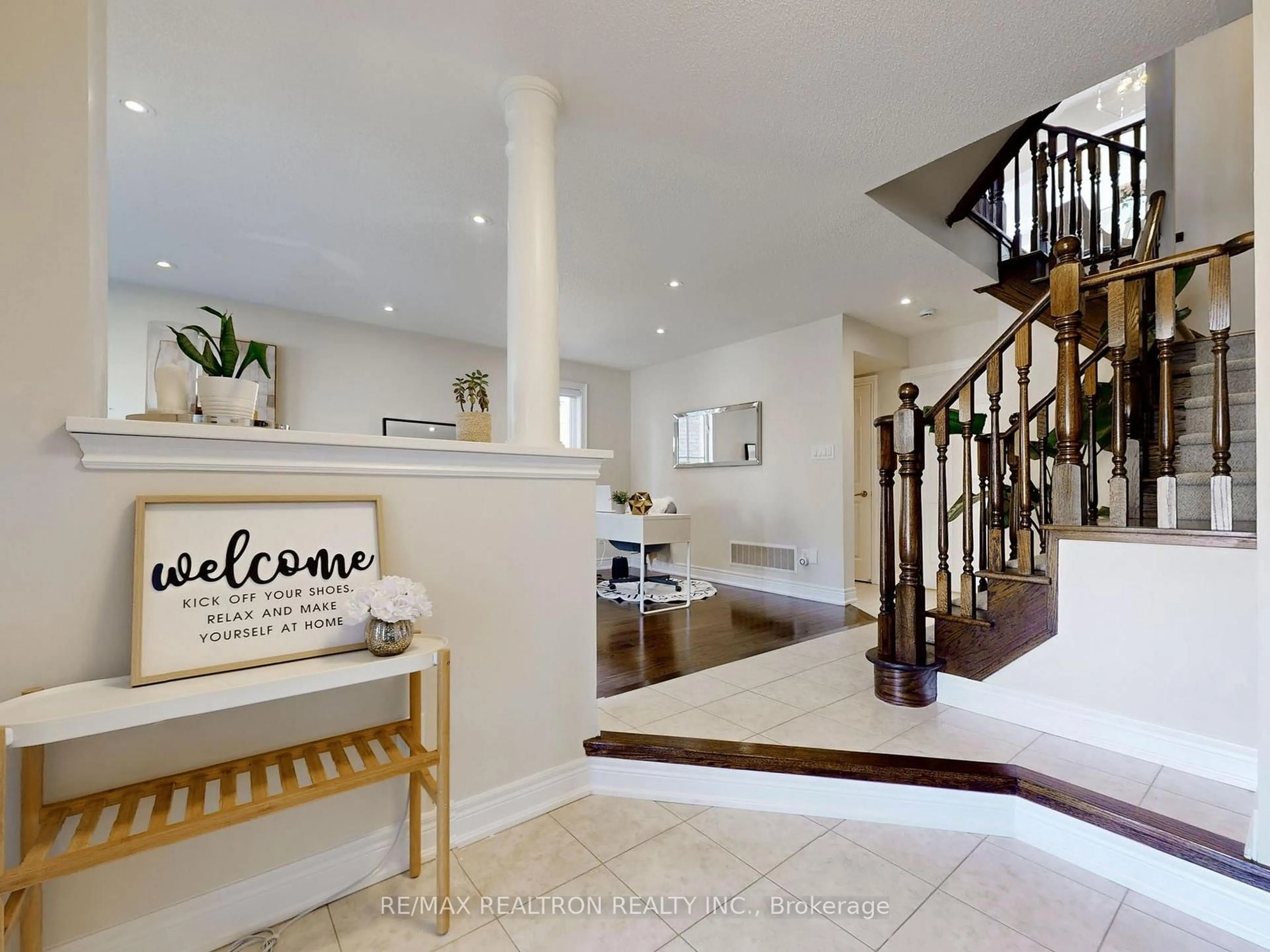 Indoor foyer for 25 Walter Scott Cres, Markham Ontario L6C 0E6