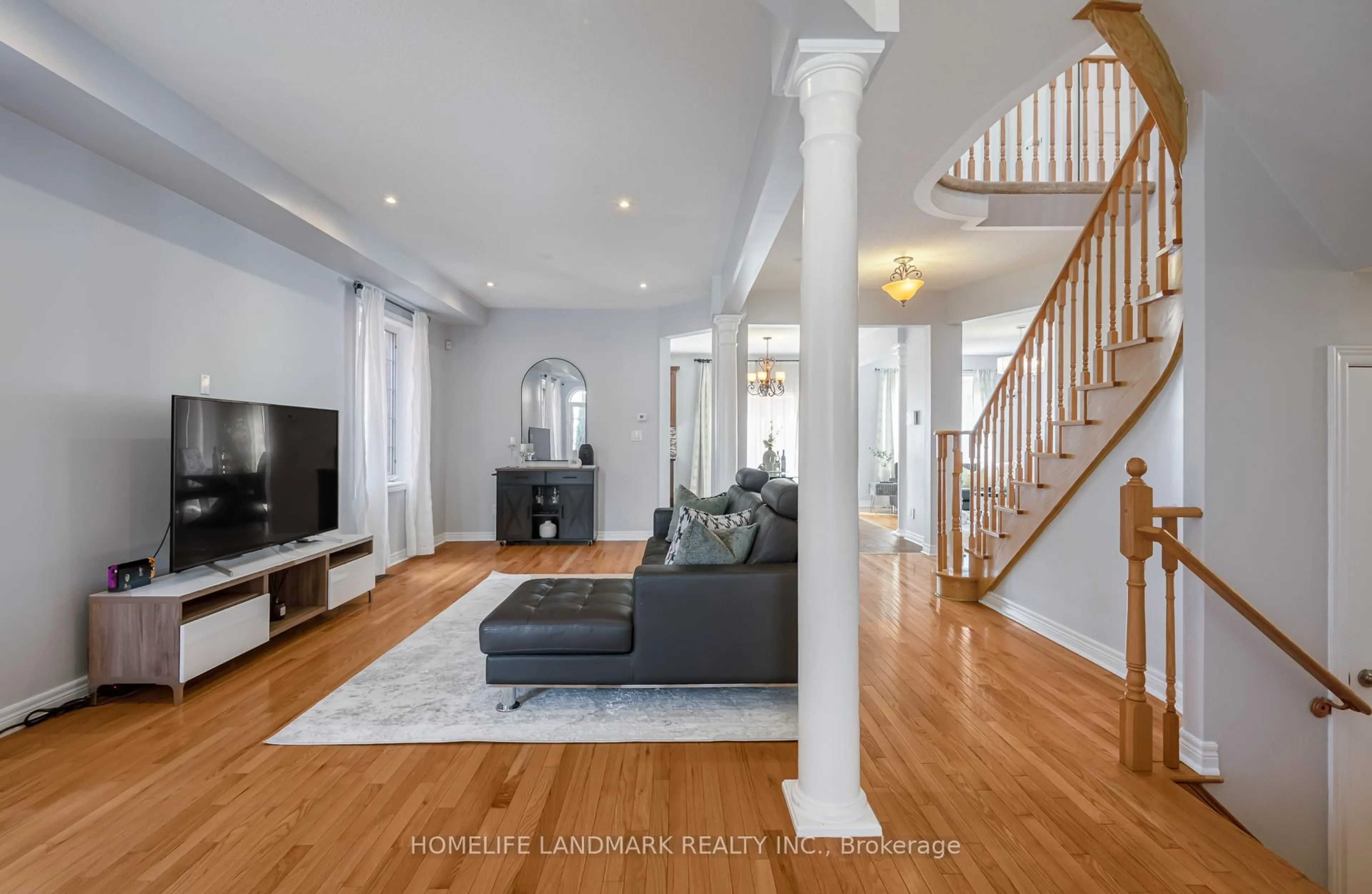 Living room with furniture, unknown for 187 Colesbrook Rd, Richmond Hill Ontario L4S 0C5