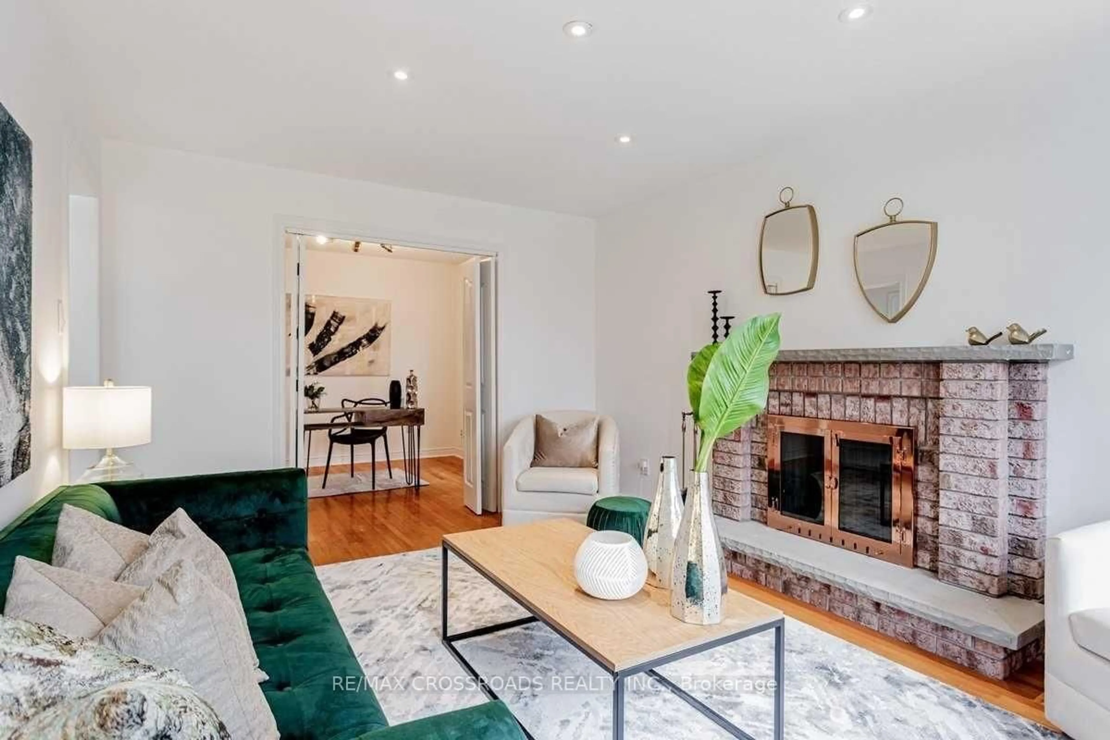 Living room with furniture, unknown for 87 Woodriver St, Richmond Hill Ontario L4S 1H6