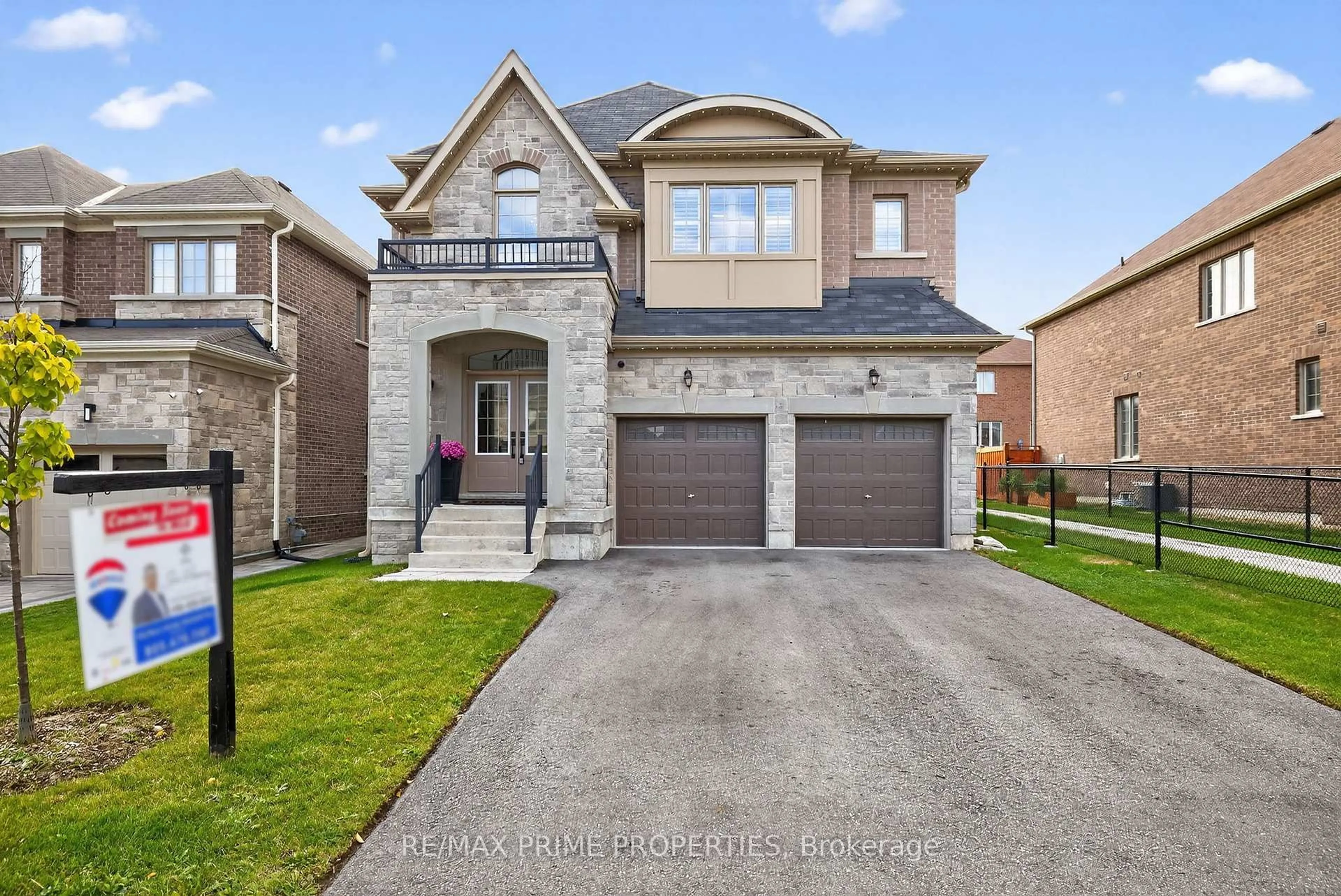 Home with brick exterior material, street for 32 Frederick Taylor Way, East Gwillimbury Ontario L0G 1M0