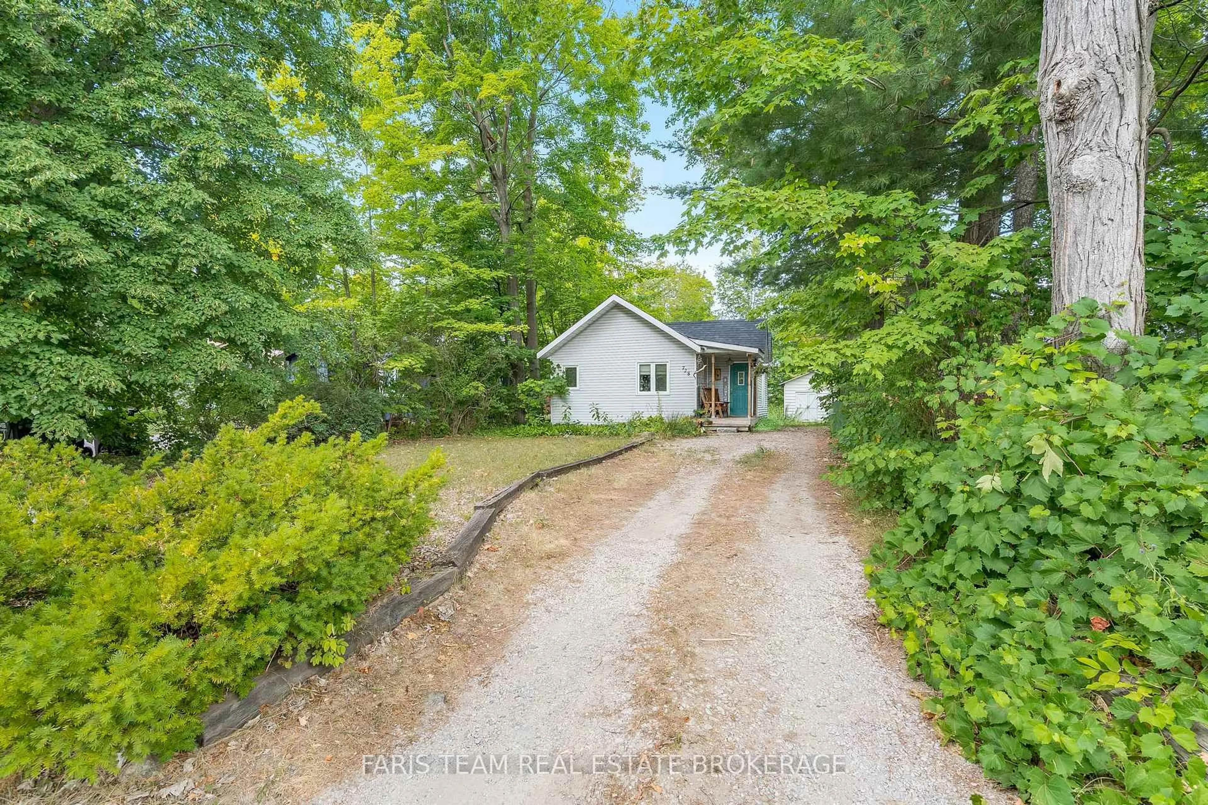 A pic from outside/outdoor area/front of a property/back of a property/a pic from drone, unknown for 728 Hastings Ave, Innisfil Ontario L9S 1Z3