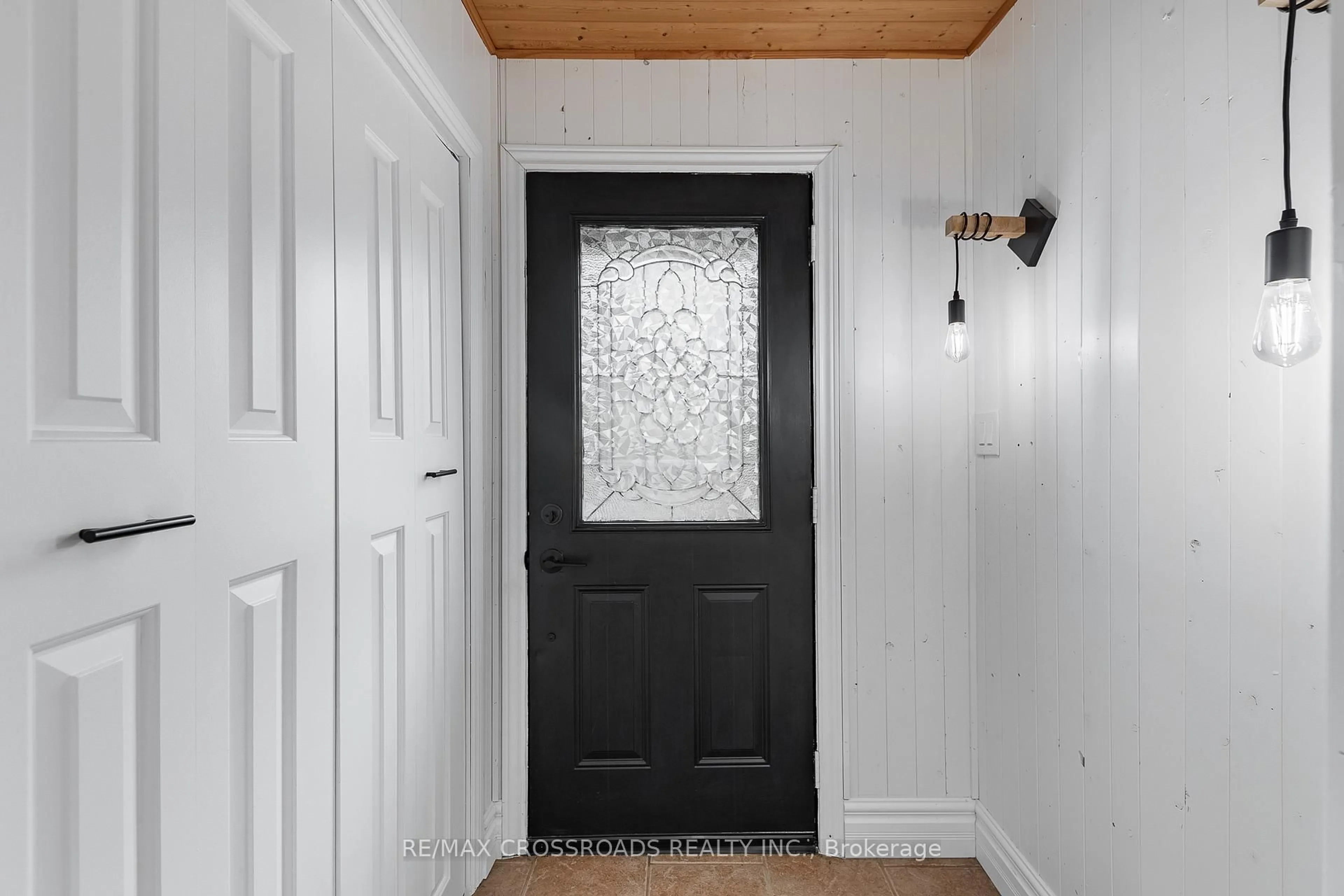 Indoor entryway for 324 Tampa Dr, Georgina Ontario L4P 3A4