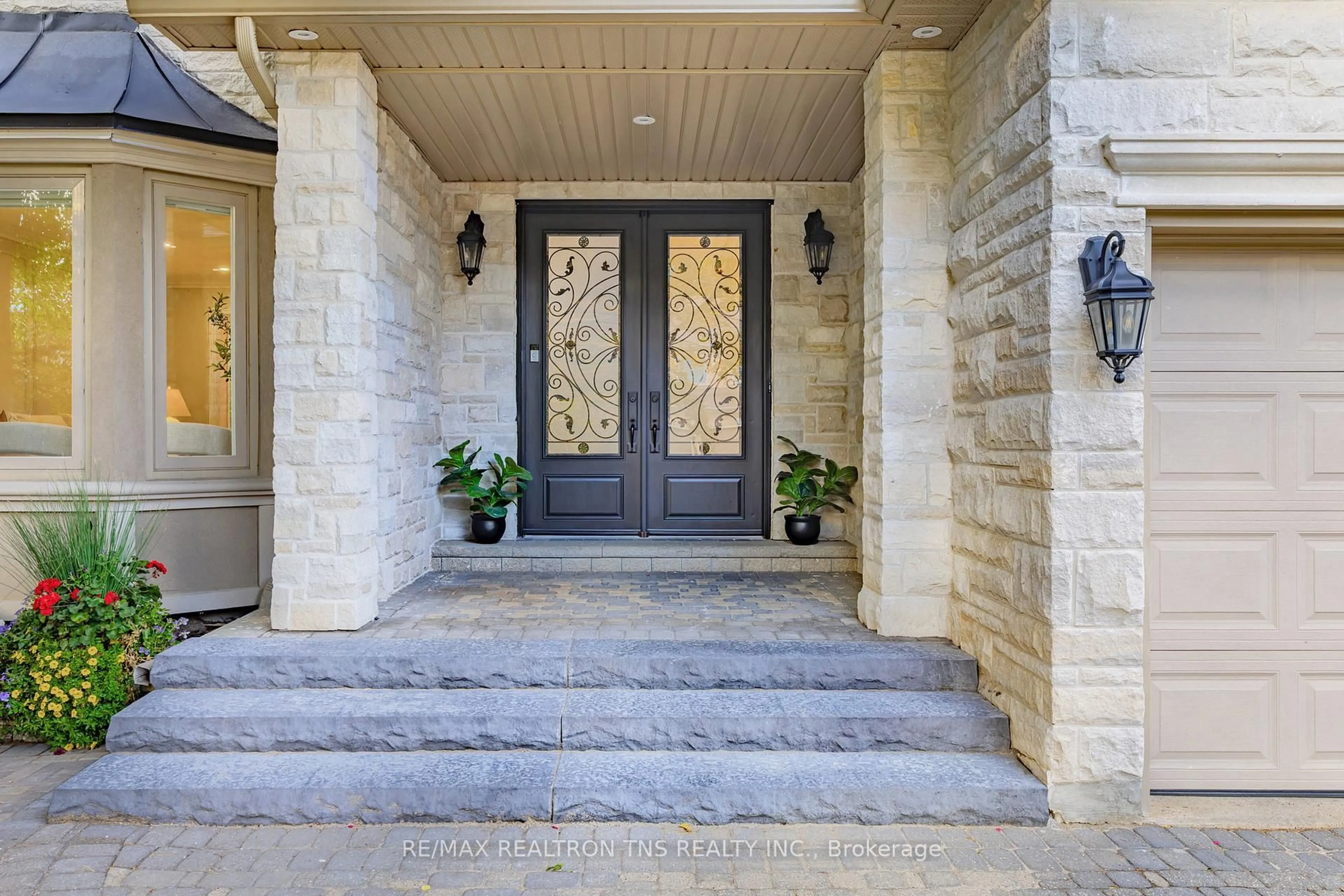 Indoor entryway for 501 Palmer Ave, Richmond Hill Ontario L4B 3B9