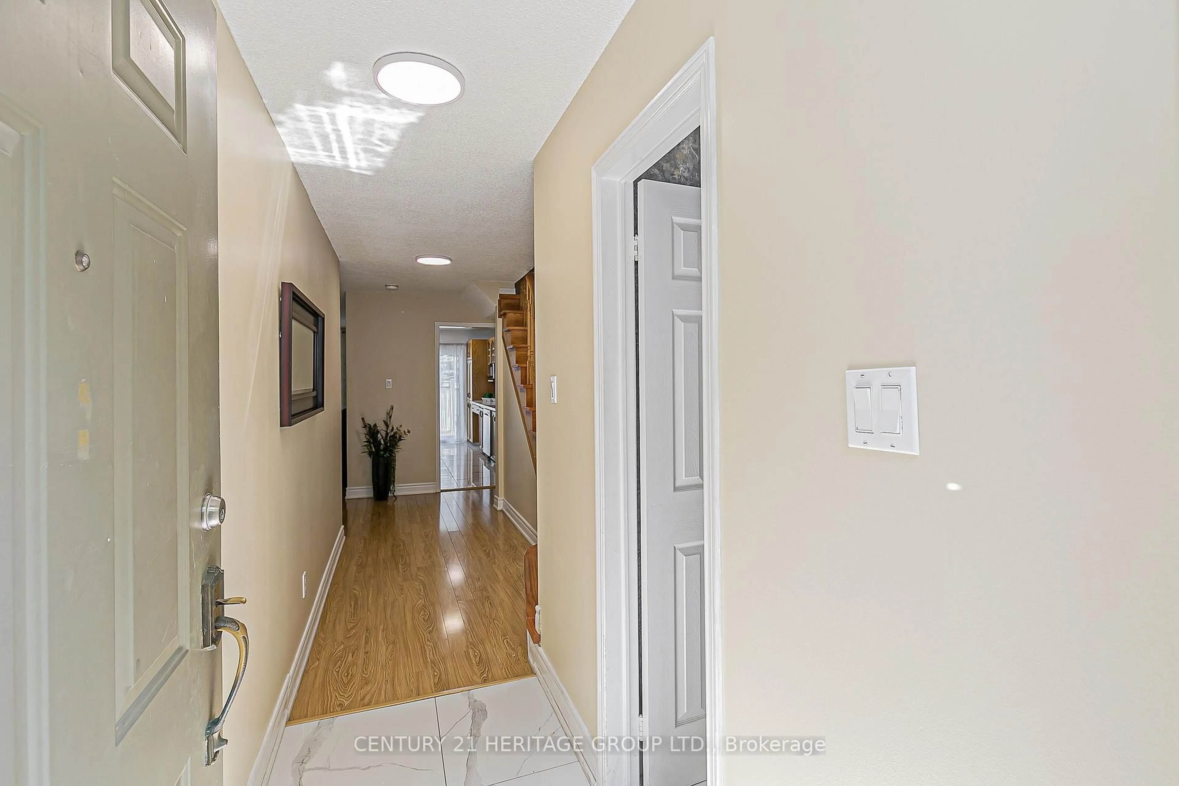 Indoor foyer for 698 Caradonna Cres #47, Newmarket Ontario L3X 1W6