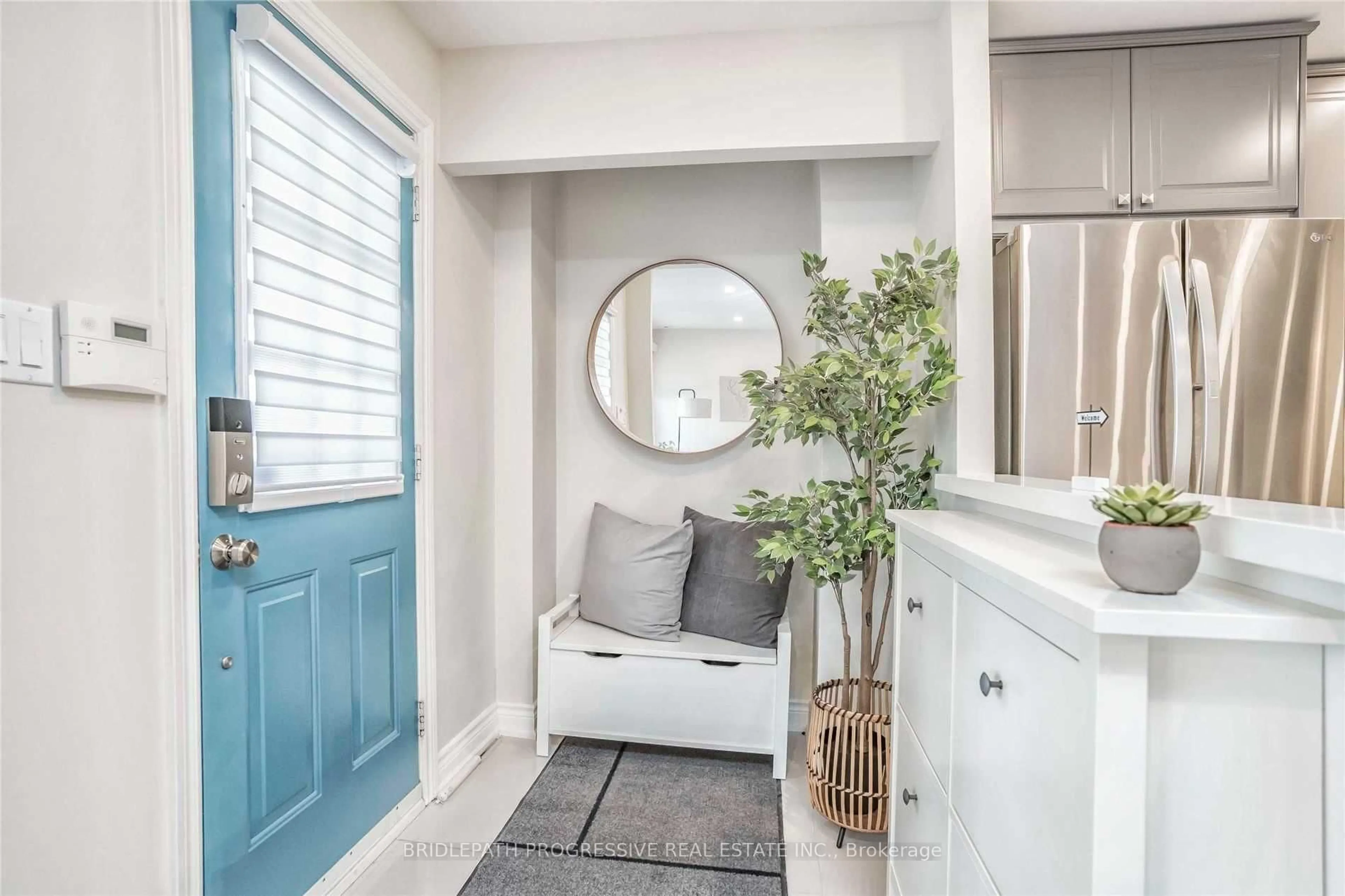 Indoor entryway for 151 Townsgate Dr #82, Vaughan Ontario L4J 8J7