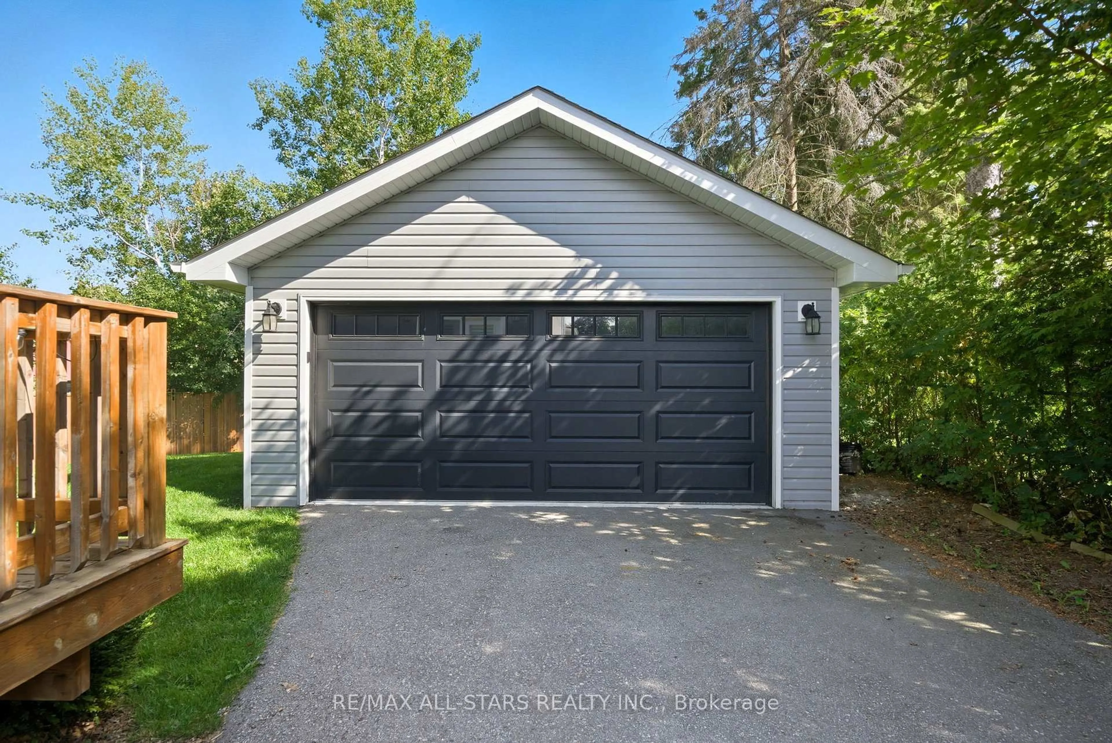 Indoor garage for 29 Patrick Dr, Aurora Ontario L4G 2A6