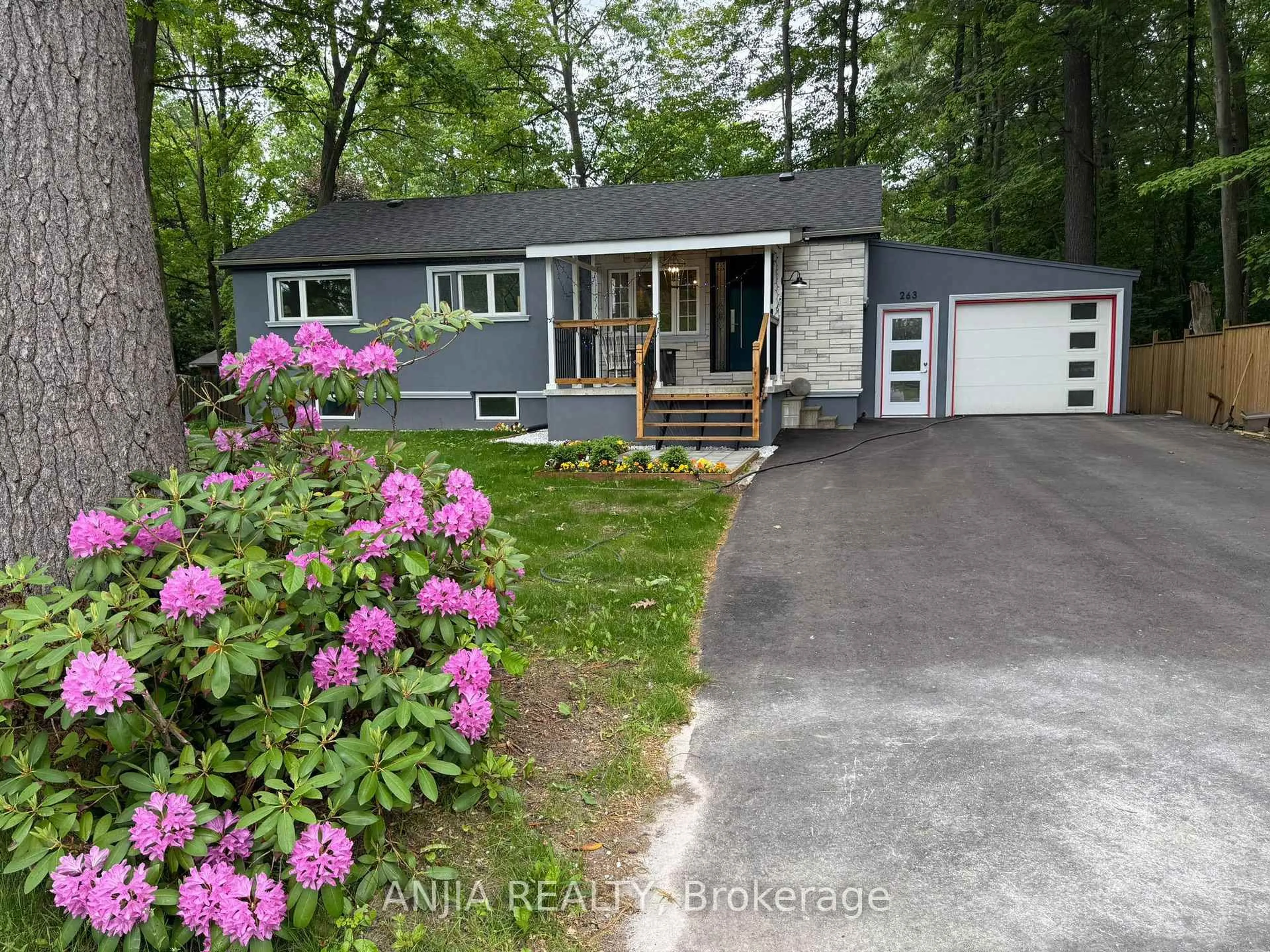 Home with vinyl exterior material, unknown for 263 Queensville Sdrd, East Gwillimbury Ontario L9N 1A8