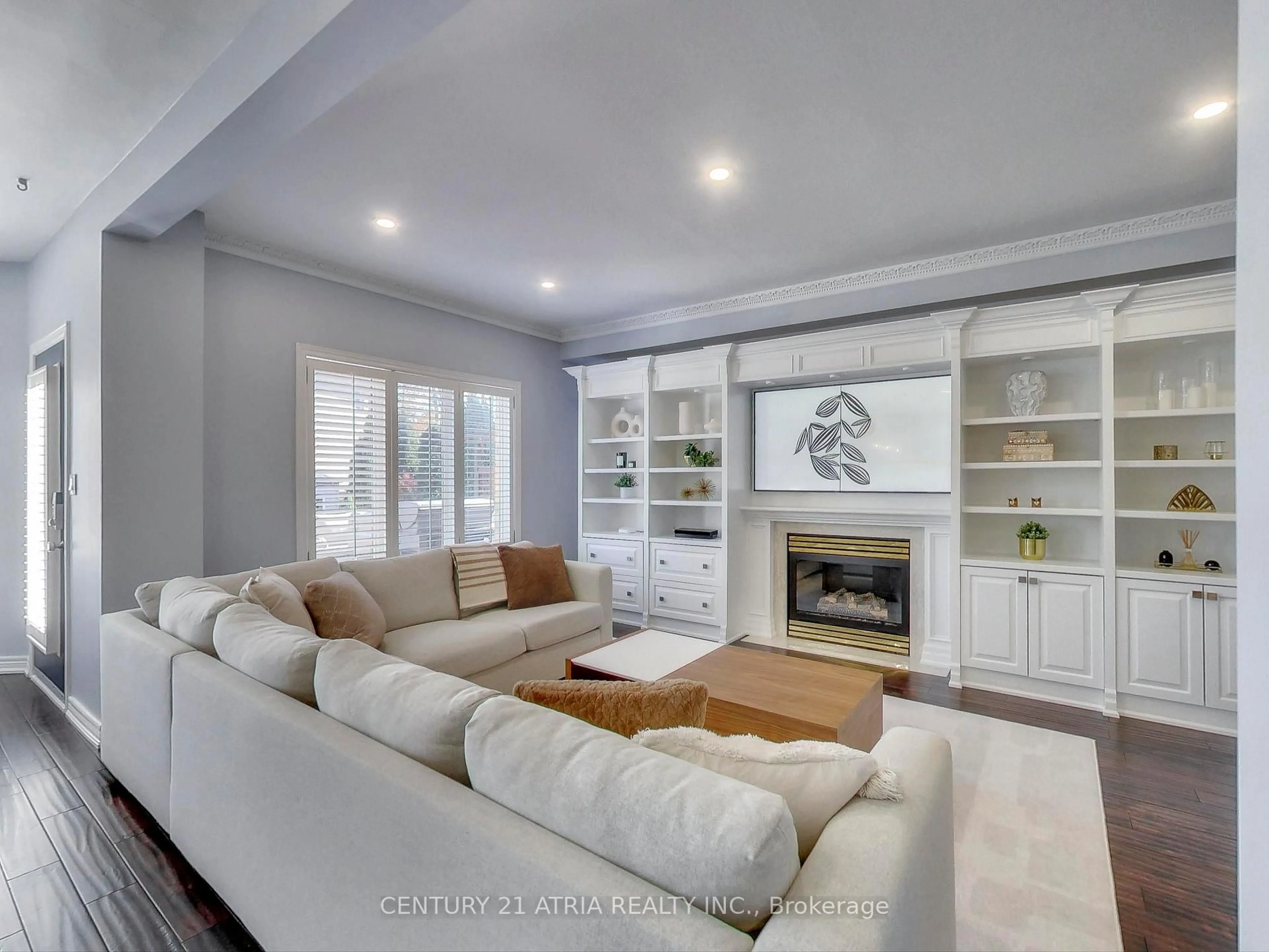 Living room with furniture, unknown for 2 Whalen Crt, Richmond Hill Ontario L4C 9T5