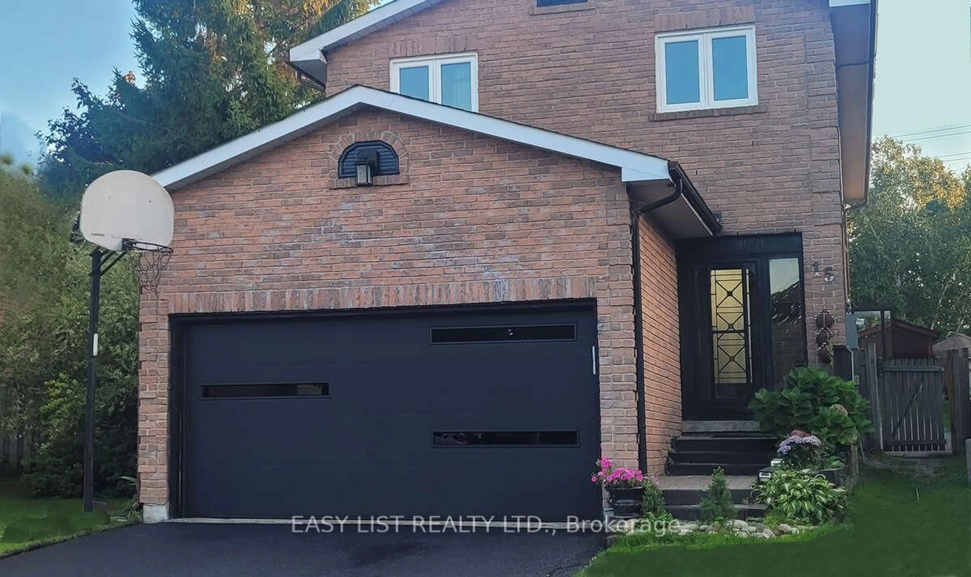 Home with brick exterior material, street for 15 Miles Crt, Richmond Hill Ontario L4C 5P7