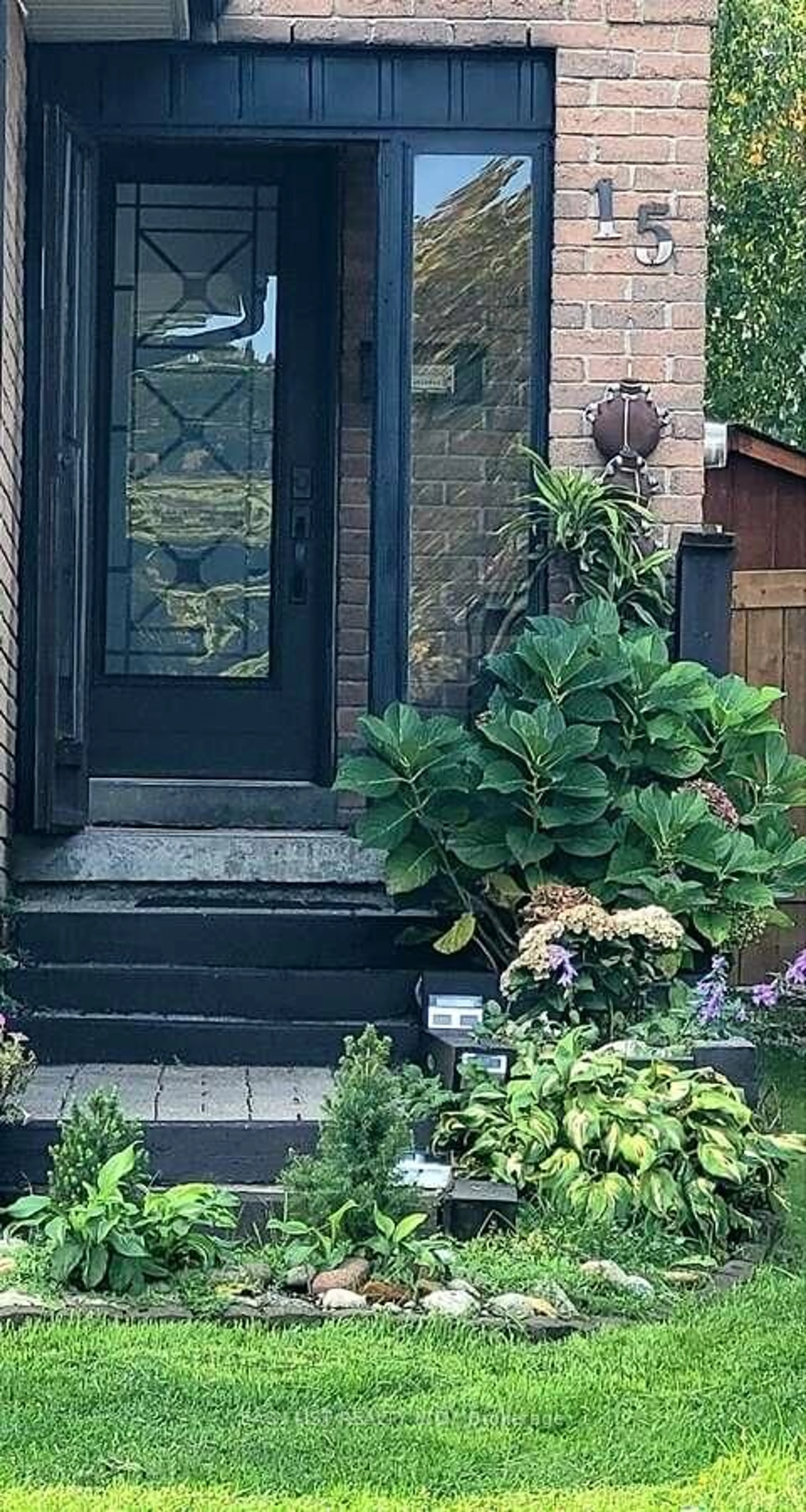 Indoor entryway for 15 Miles Crt, Richmond Hill Ontario L4C 5P7