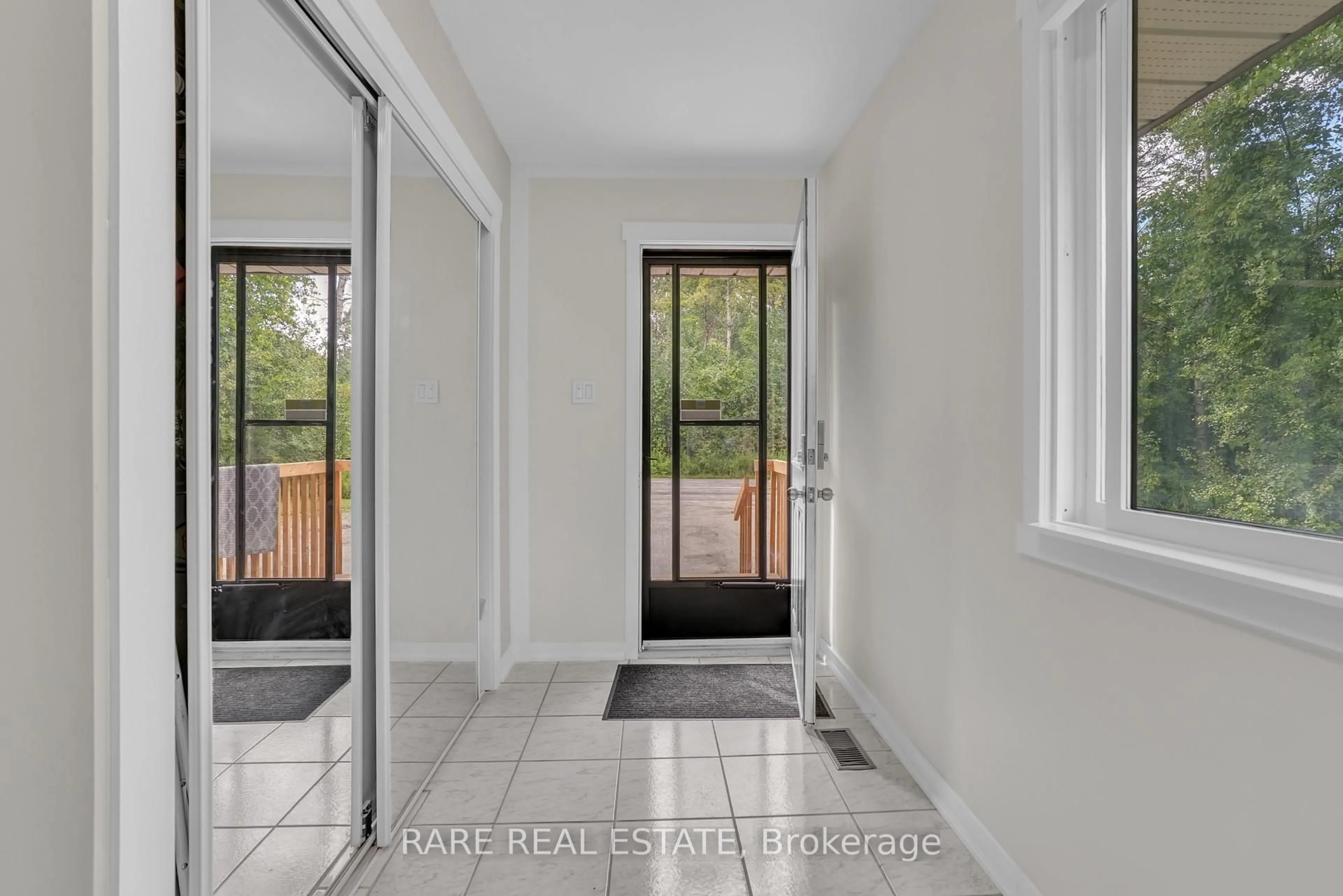 Indoor entryway for 1121 Ferrier Ave, Innisfil Ontario L0L 1W0