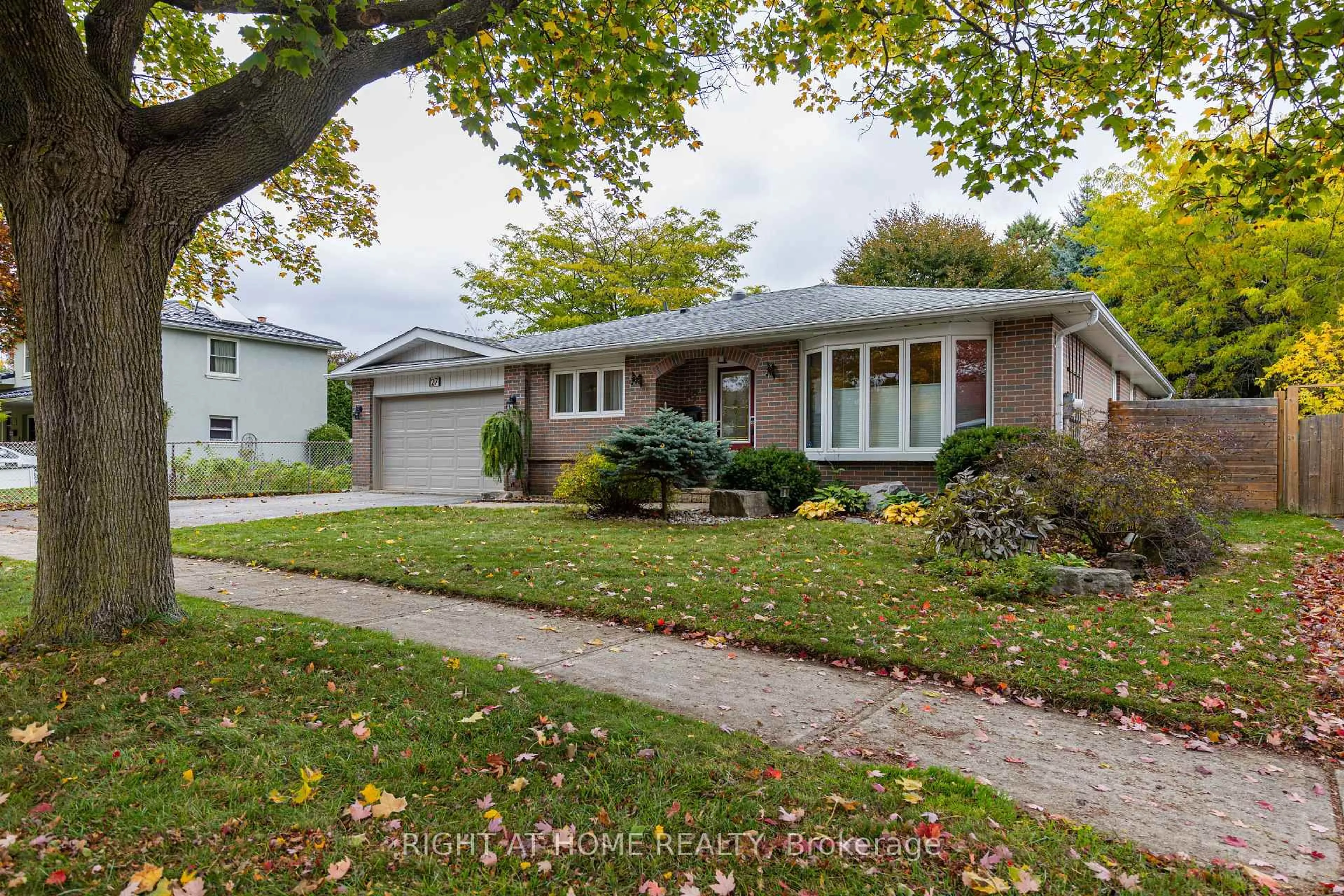 Home with vinyl exterior material, street for 27 Bigwin Dr, Aurora Ontario L4G 3C4
