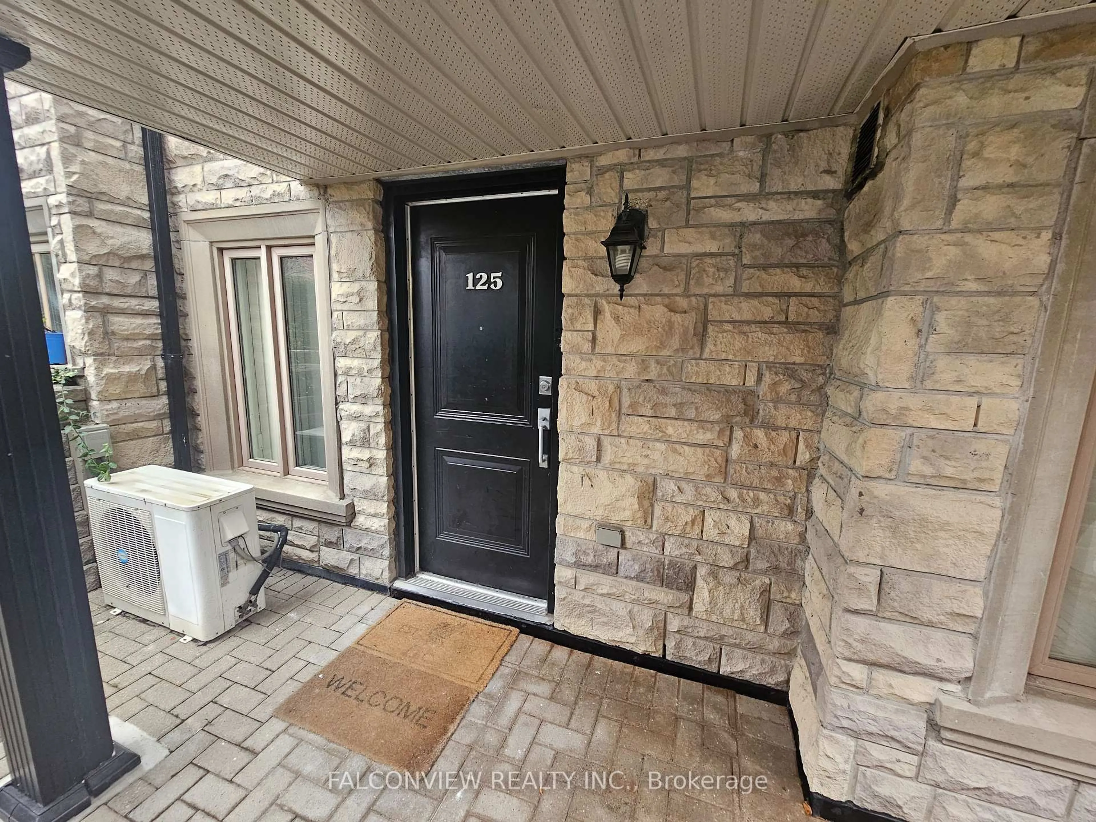 Indoor entryway for 318 John St #125, Markham Ontario L3T 0B1