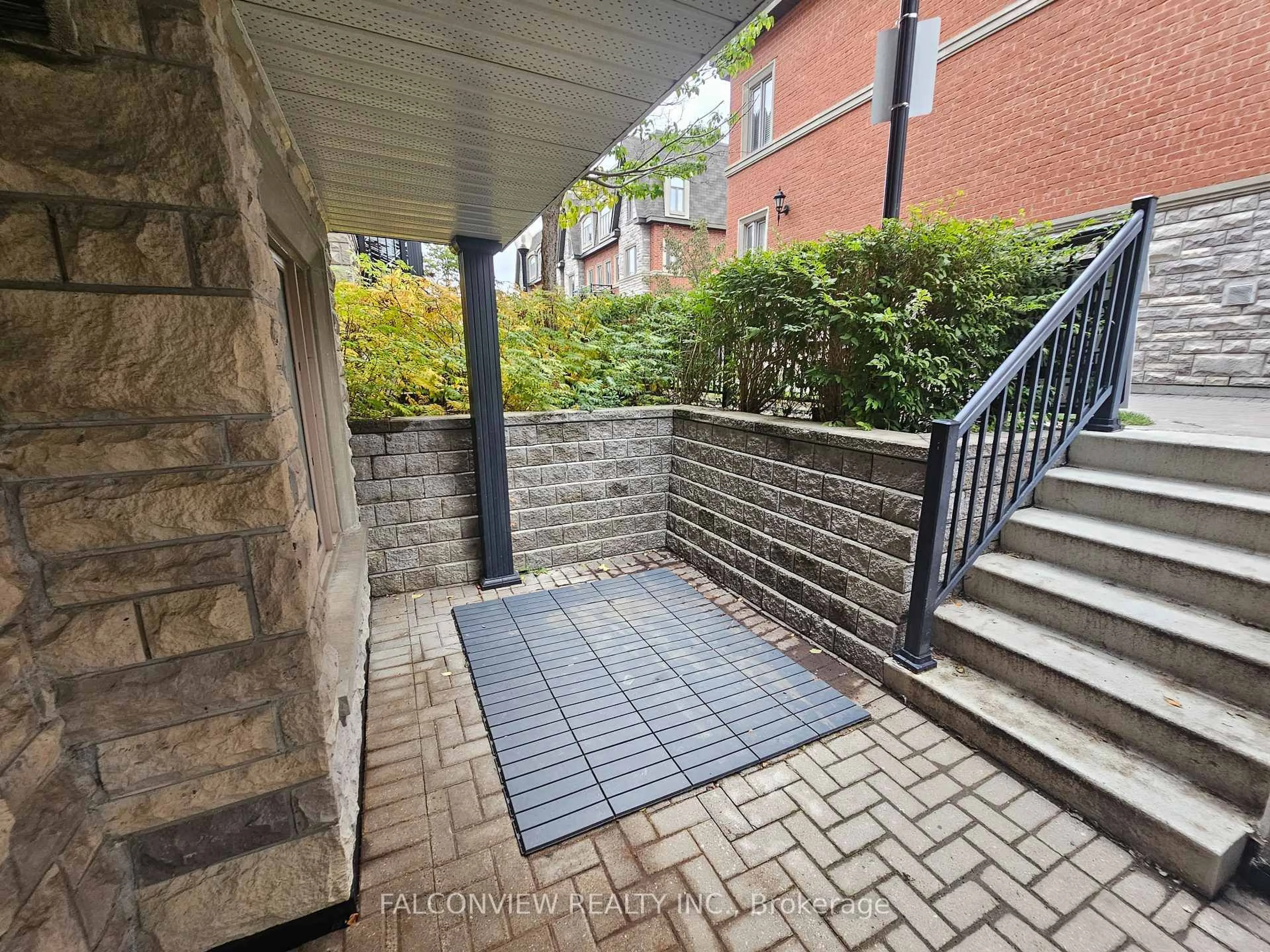 Patio, street for 318 John St #125, Markham Ontario L3T 0B1