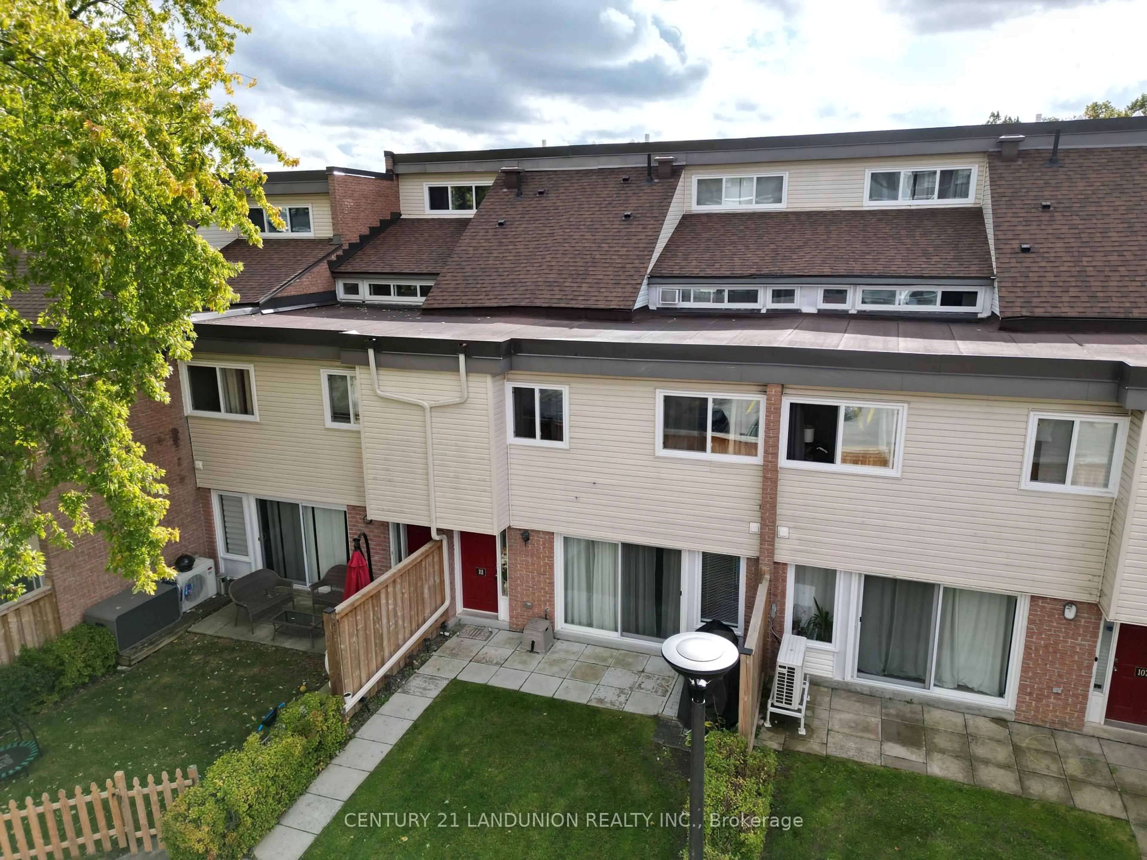 A pic from outside/outdoor area/front of a property/back of a property/a pic from drone, street for 111 Milestone Cres, Aurora Ontario L4G 3M2