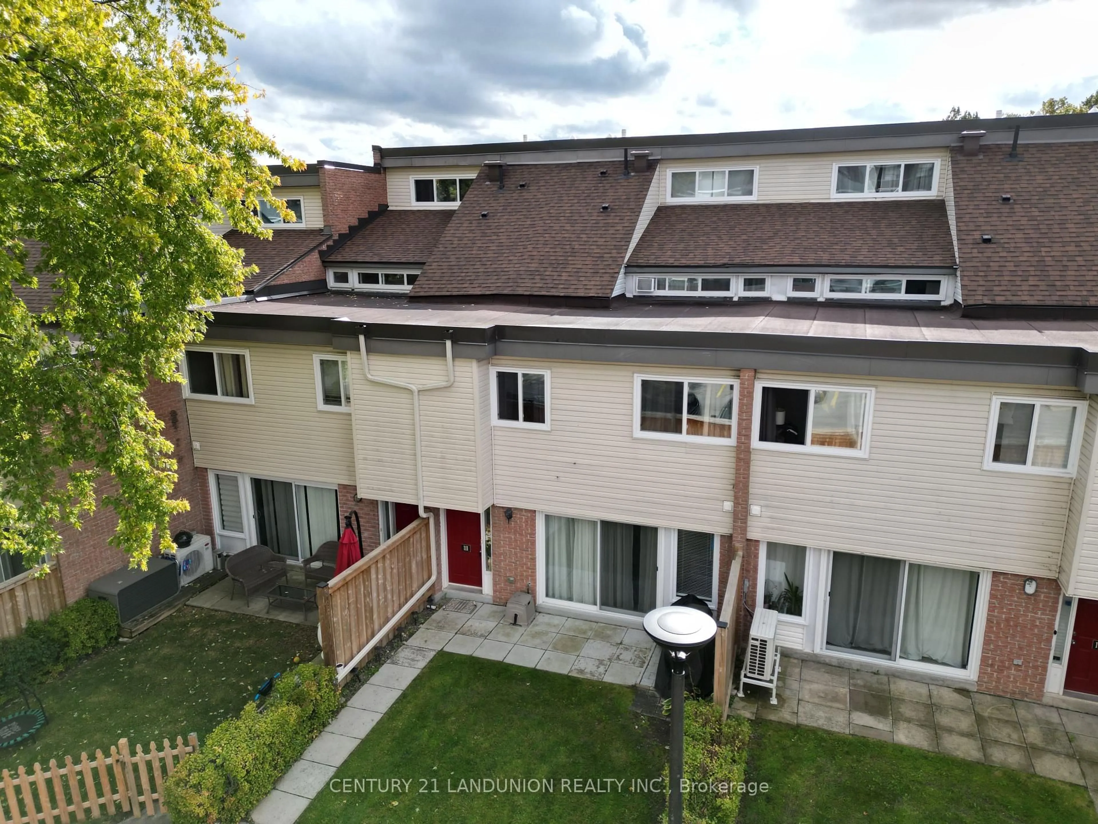 A pic from outside/outdoor area/front of a property/back of a property/a pic from drone, street for 111 Milestone Cres, Aurora Ontario L4G 3M2