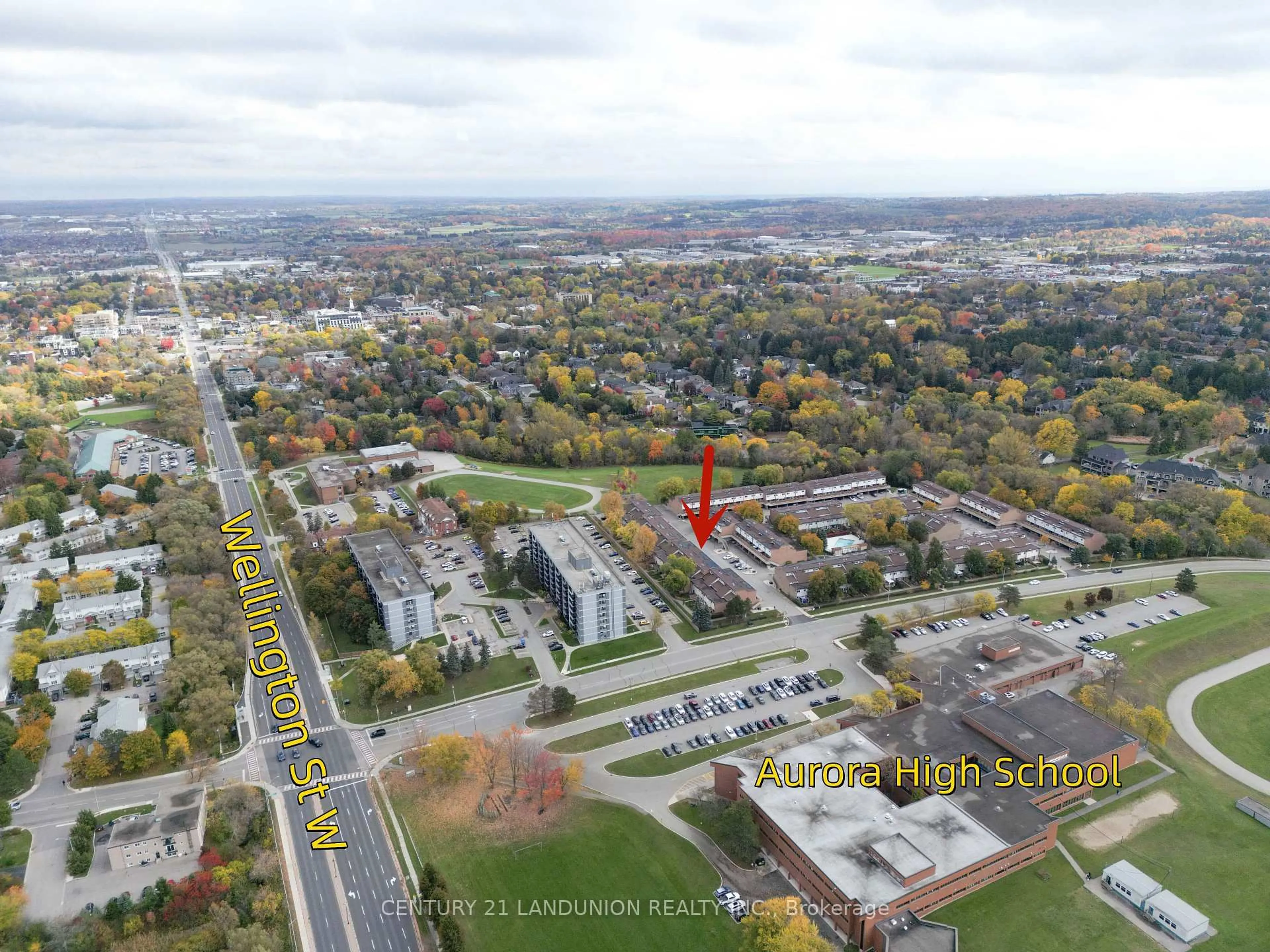 A pic from outside/outdoor area/front of a property/back of a property/a pic from drone, unknown for 111 Milestone Cres, Aurora Ontario L4G 3M2