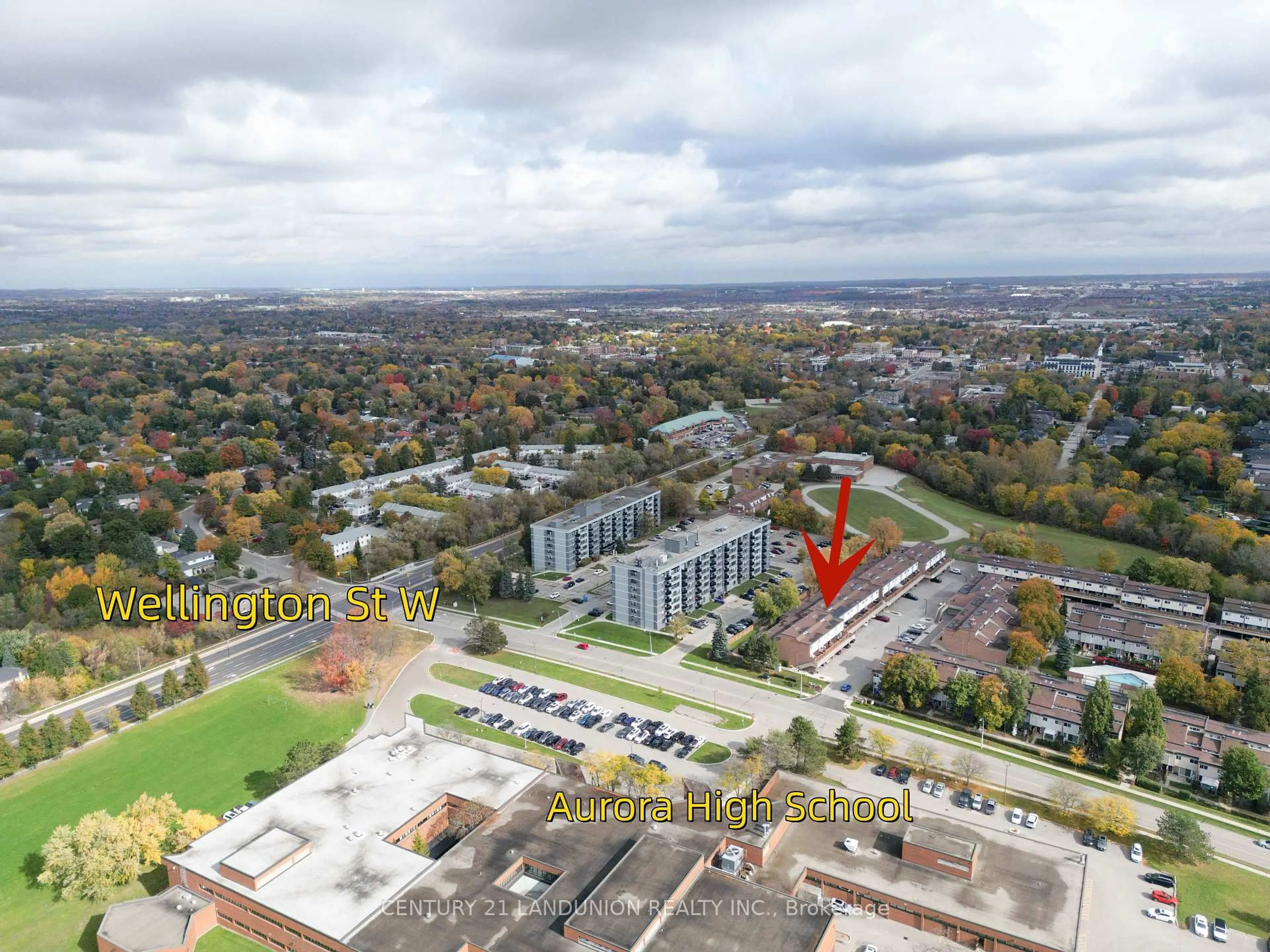 A pic from outside/outdoor area/front of a property/back of a property/a pic from drone, unknown for 111 Milestone Cres, Aurora Ontario L4G 3M2