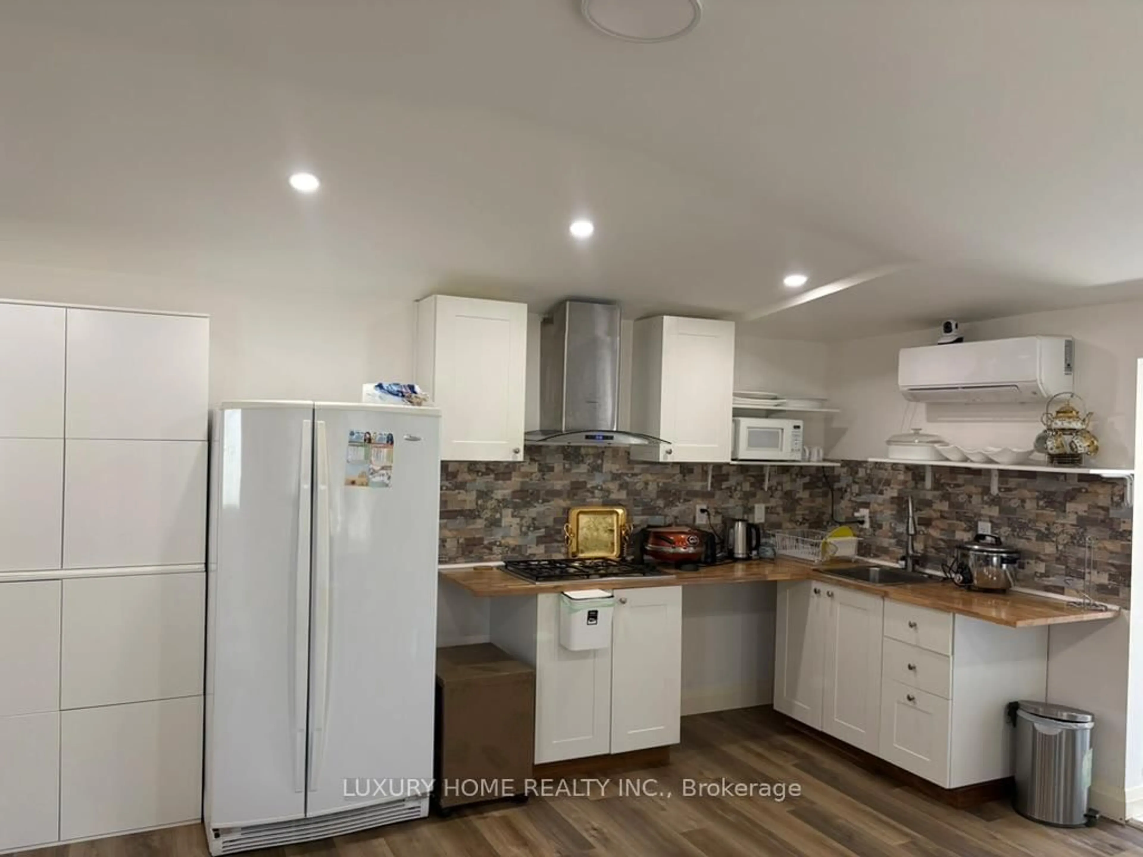 Standard kitchen, unknown for 3 Hughes St, Richmond Hill Ontario L4E 2V9