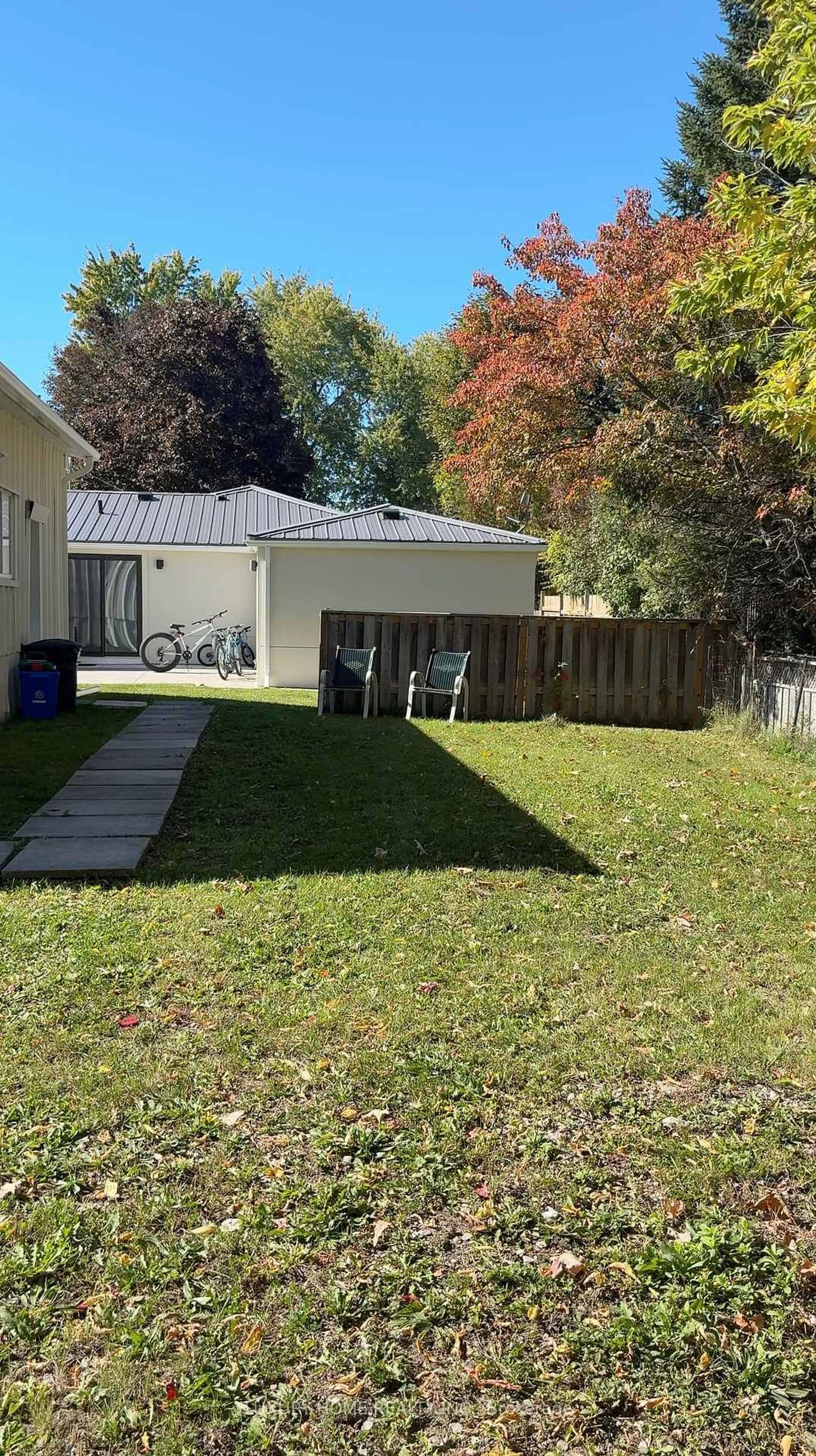A pic from outside/outdoor area/front of a property/back of a property/a pic from drone, unknown for 3 Hughes St, Richmond Hill Ontario L4E 2V9