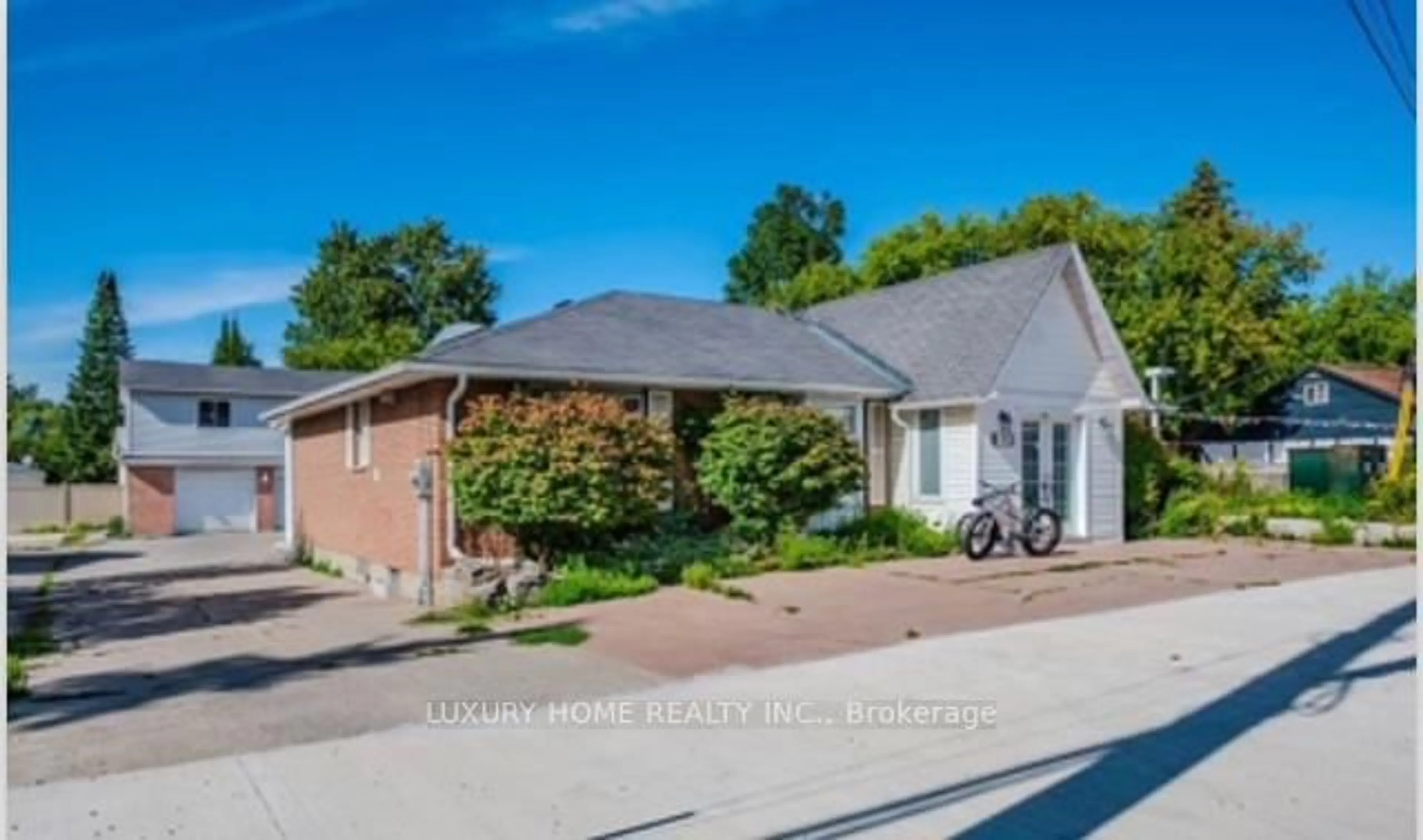 A pic from outside/outdoor area/front of a property/back of a property/a pic from drone, street for 192 King Rd, Richmond Hill Ontario L4E 2W1