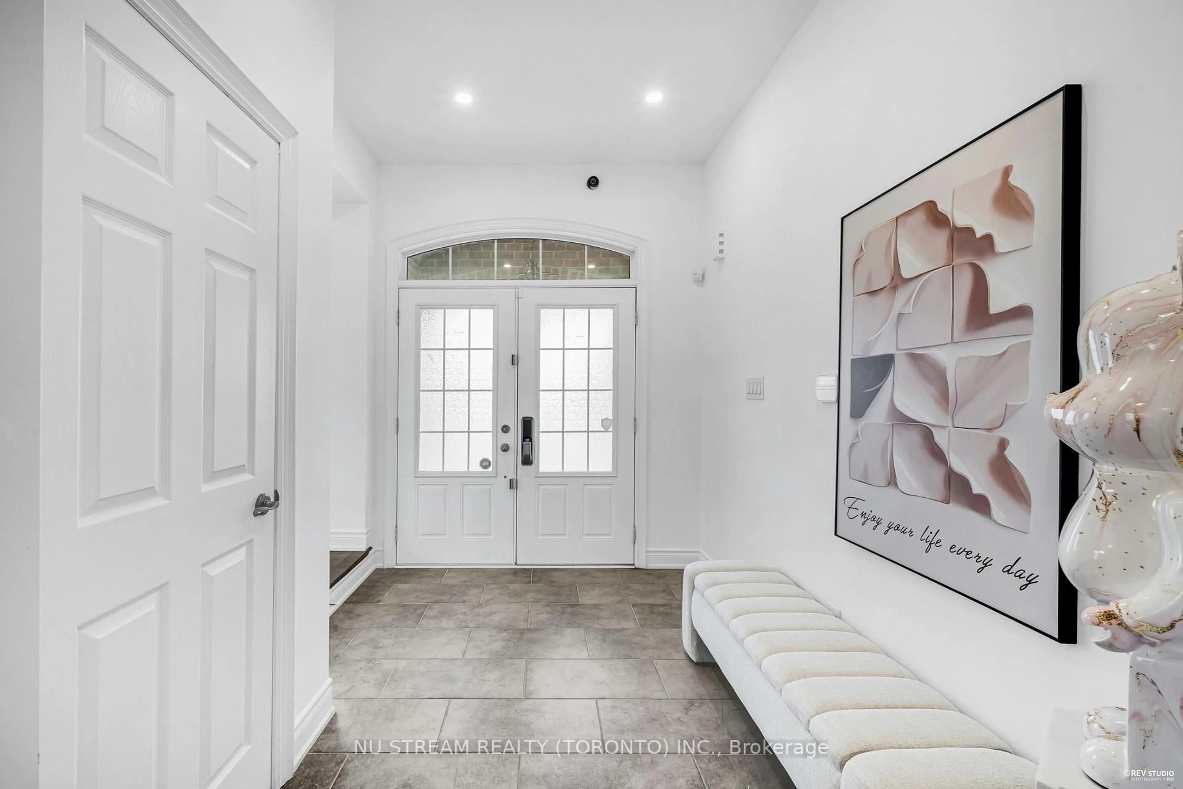 Indoor entryway for 237 Upper Post Rd, Vaughan Ontario L6A 4K1