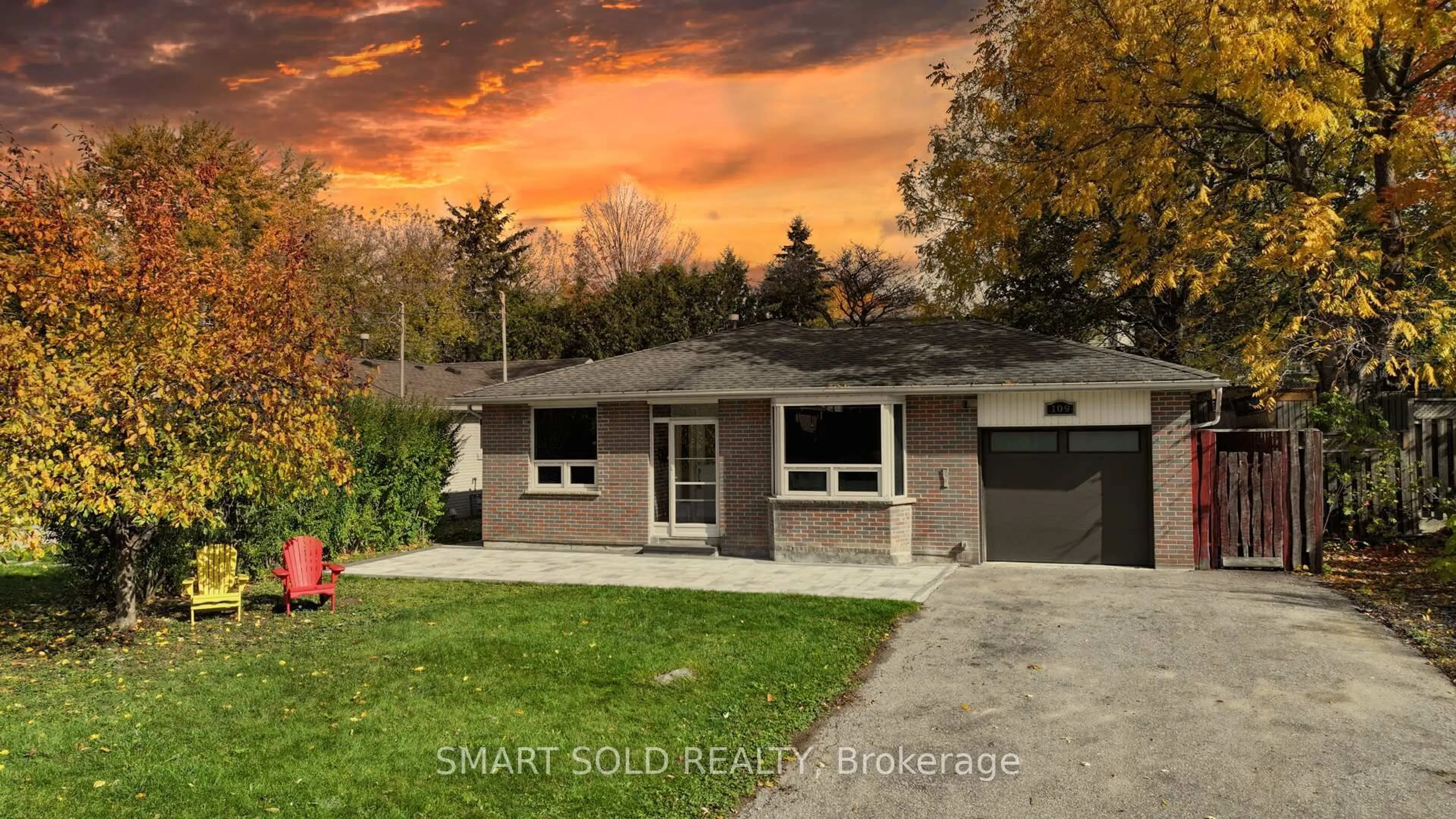 Home with brick exterior material, street for 109 Meadowbank Rd, Newmarket Ontario L3Y 2Z1