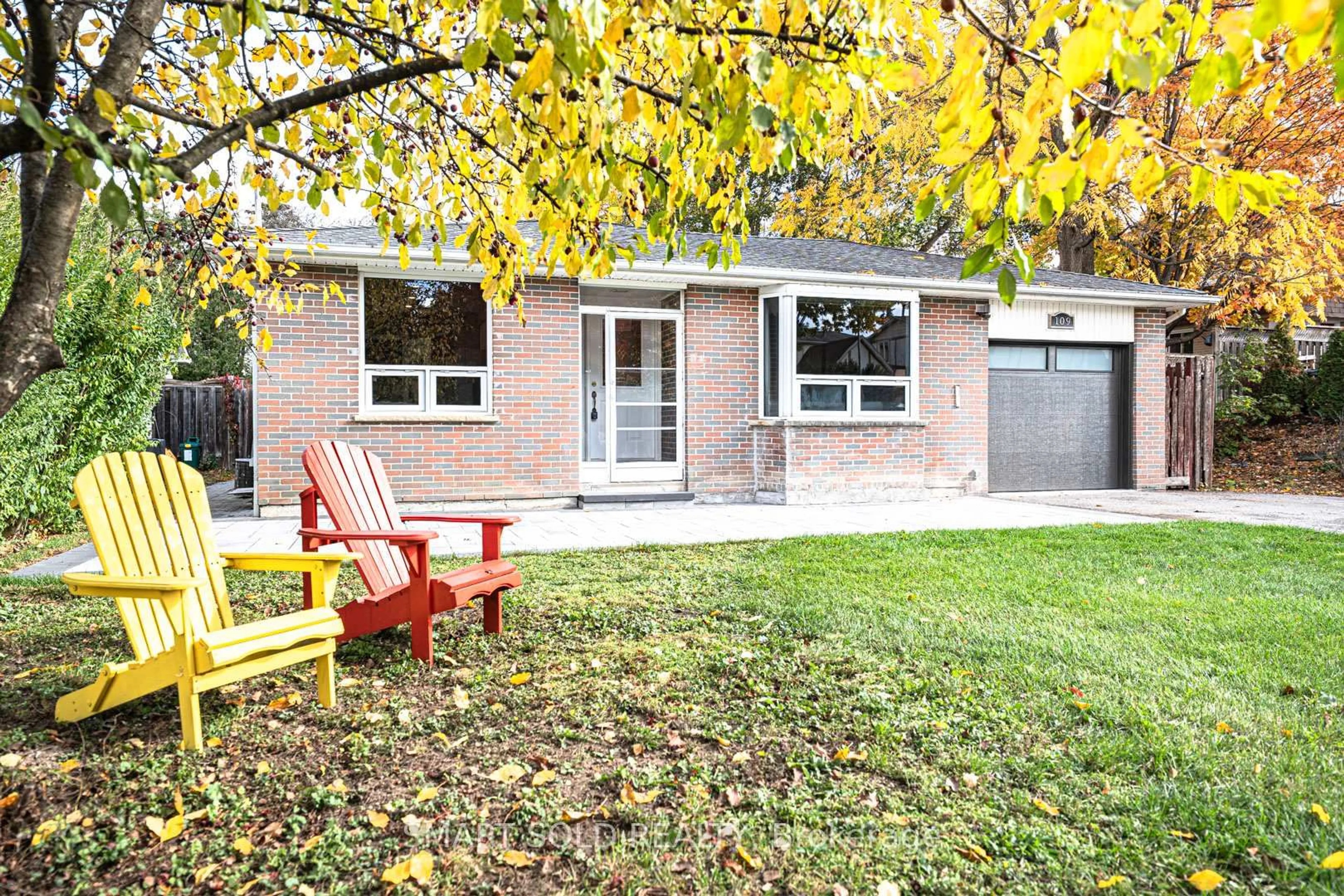 Patio, street for 109 Meadowbank Rd, Newmarket Ontario L3Y 2Z1