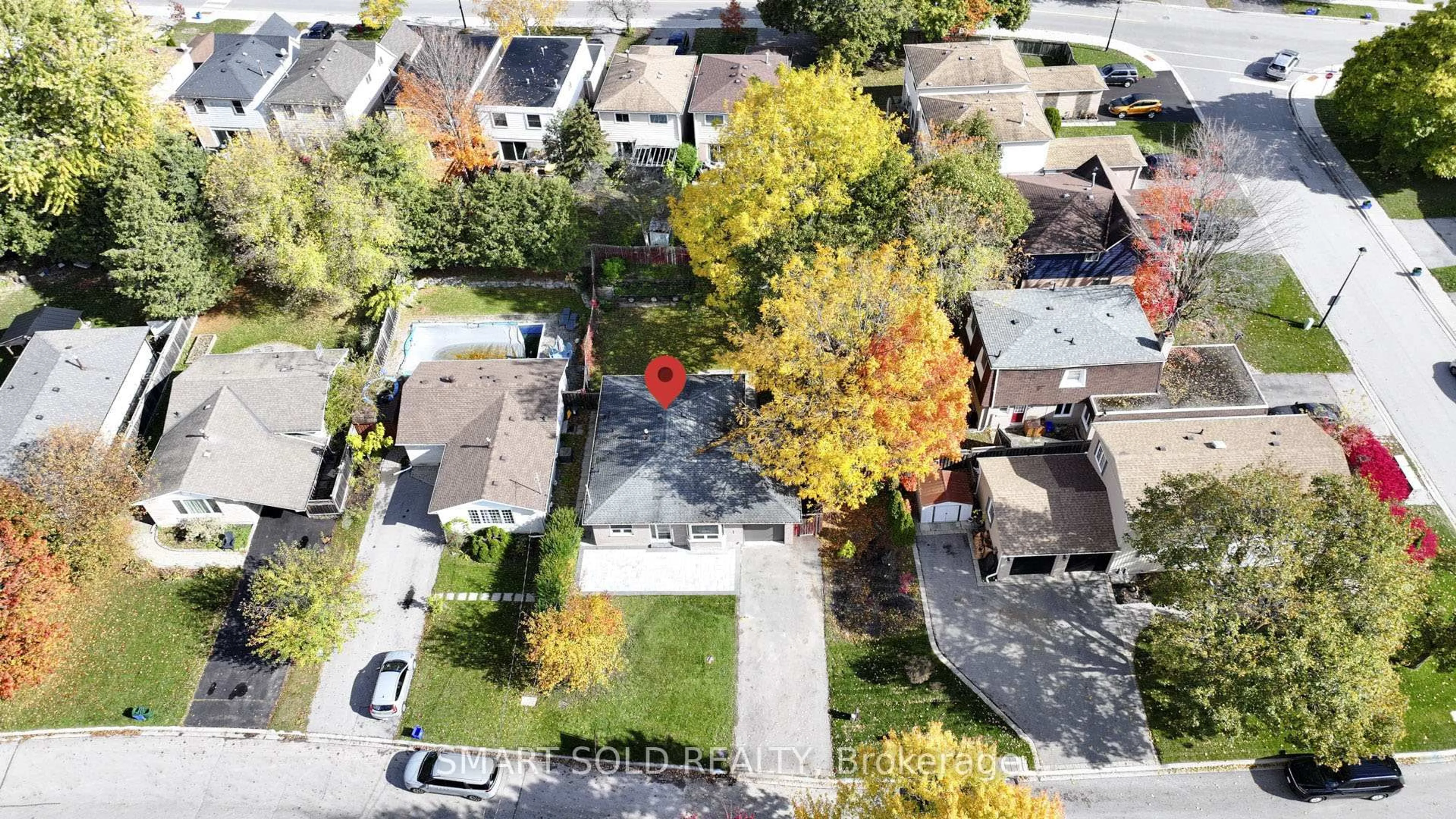 A pic from outside/outdoor area/front of a property/back of a property/a pic from drone, street for 109 Meadowbank Rd, Newmarket Ontario L3Y 2Z1