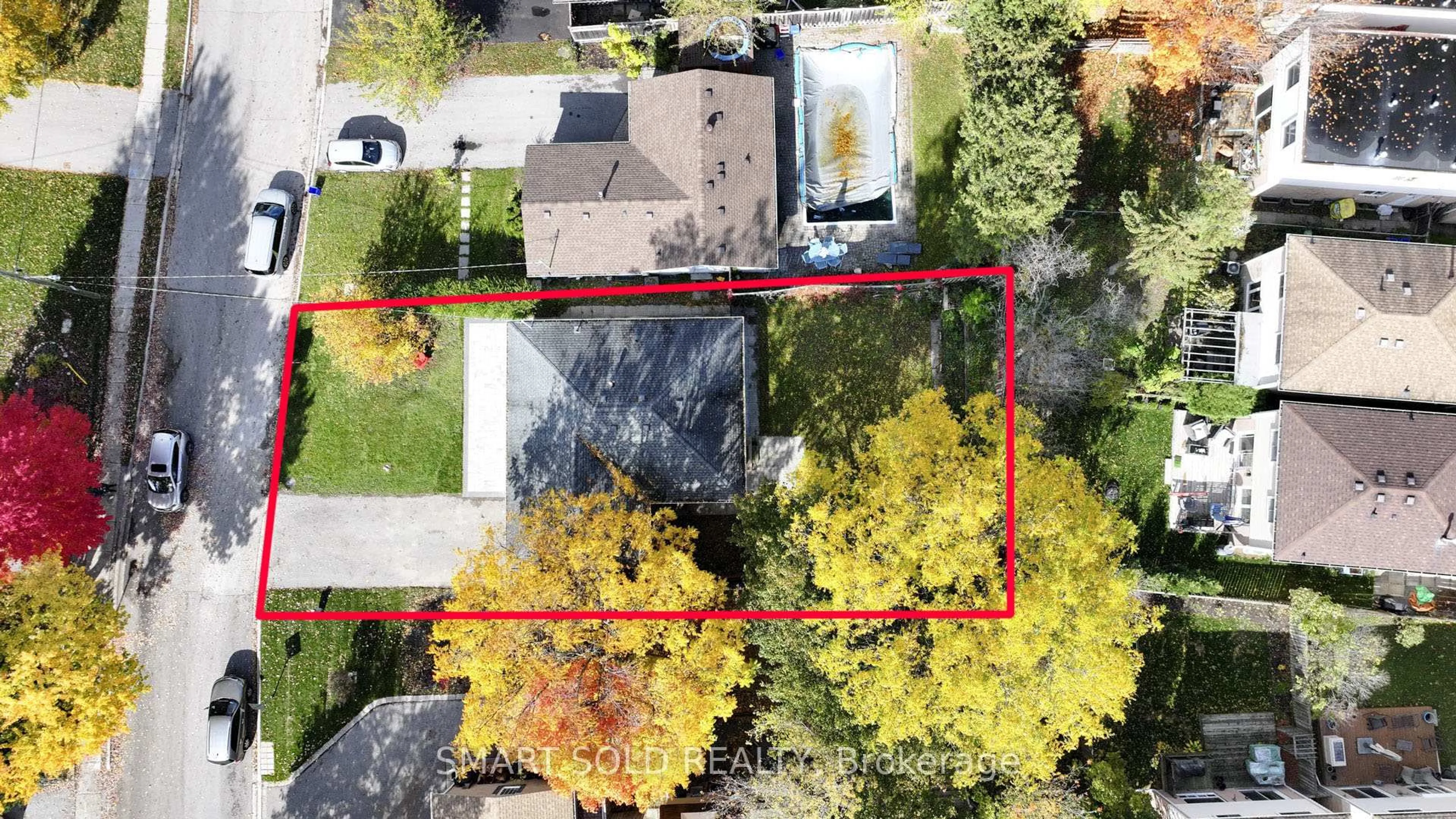 A pic from outside/outdoor area/front of a property/back of a property/a pic from drone, street for 109 Meadowbank Rd, Newmarket Ontario L3Y 2Z1