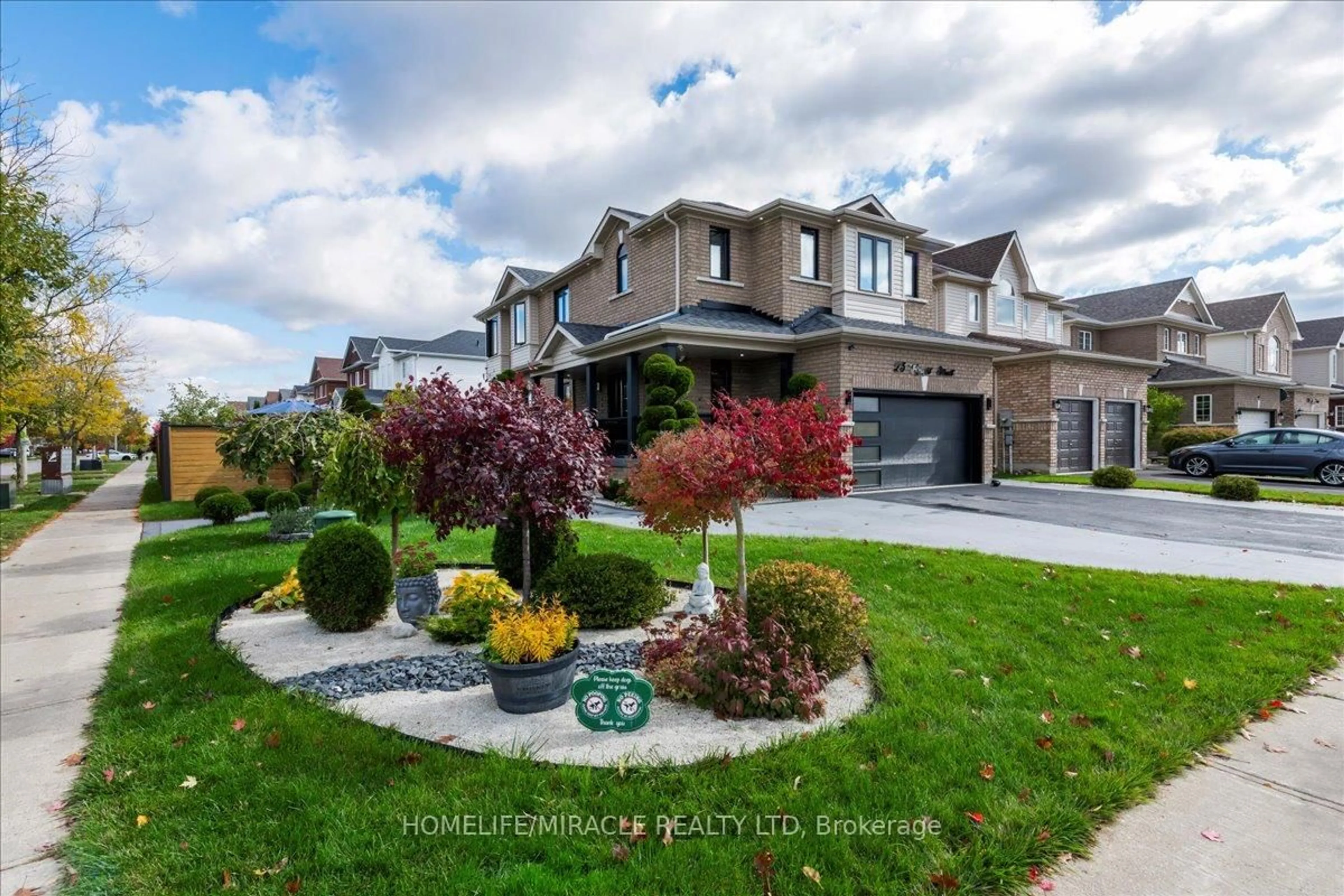 A pic from outside/outdoor area/front of a property/back of a property/a pic from drone, street for 23 Knight St, New Tecumseth Ontario L9R 0B2