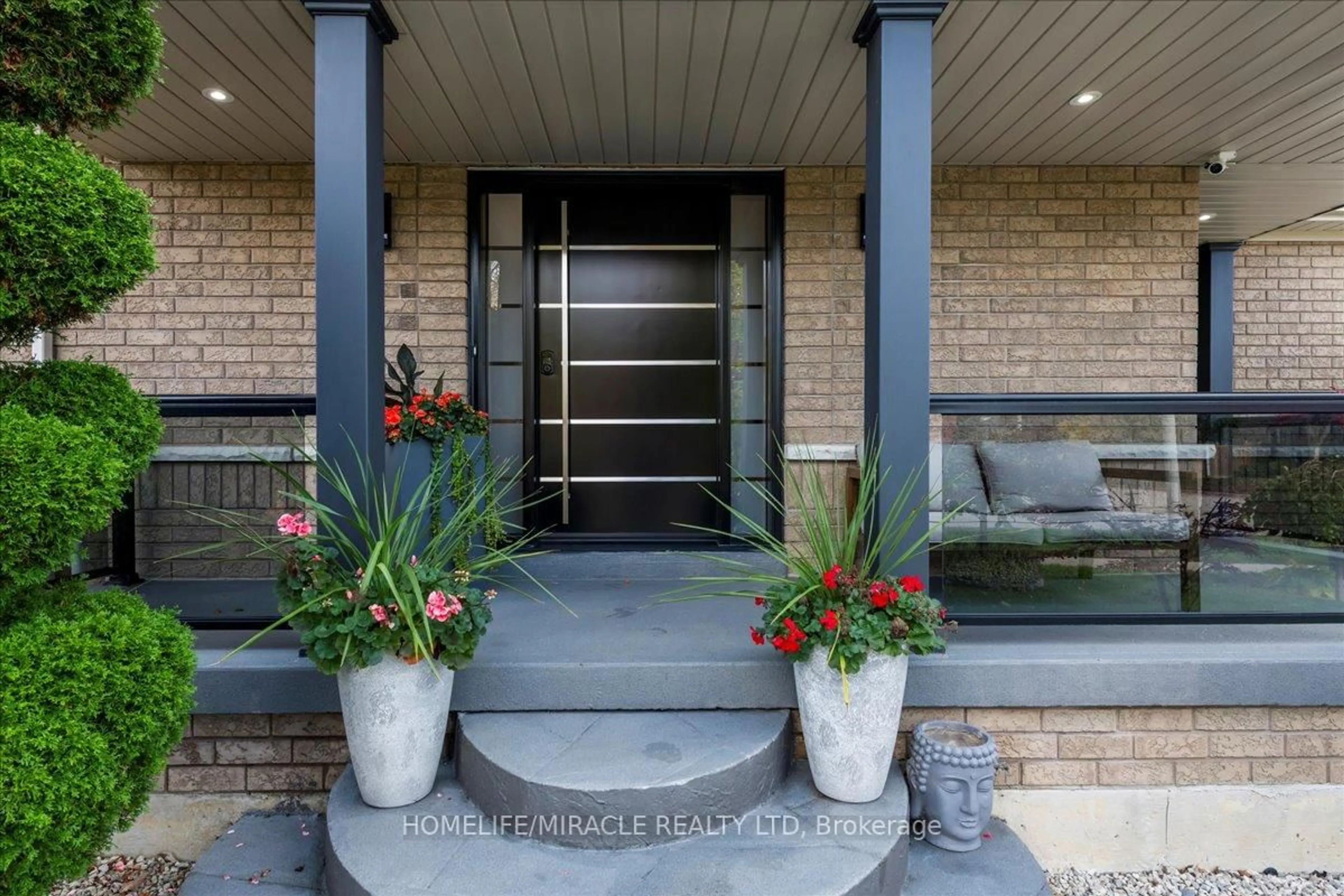 Indoor entryway for 23 Knight St, New Tecumseth Ontario L9R 0B2