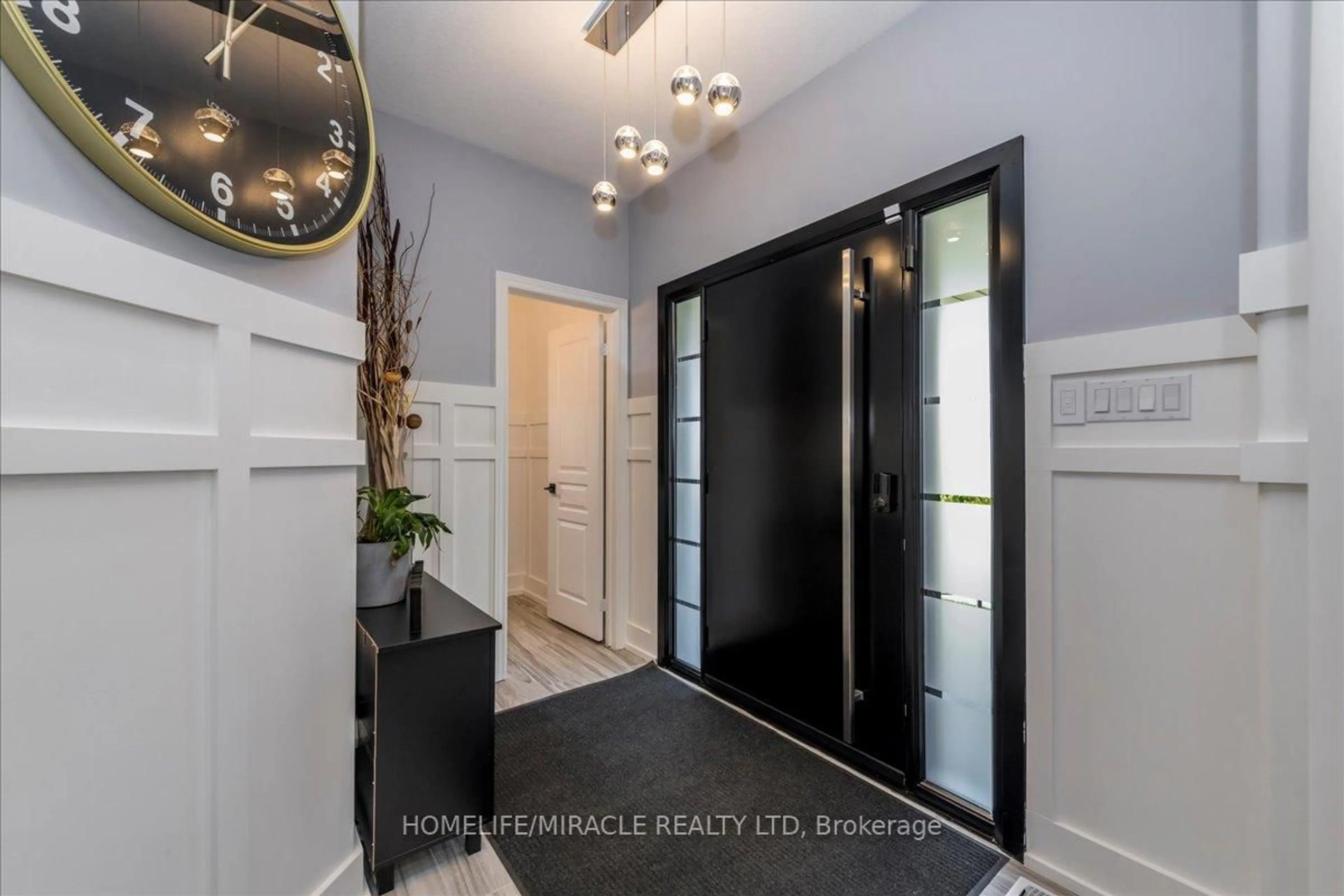 Indoor entryway for 23 Knight St, New Tecumseth Ontario L9R 0B2