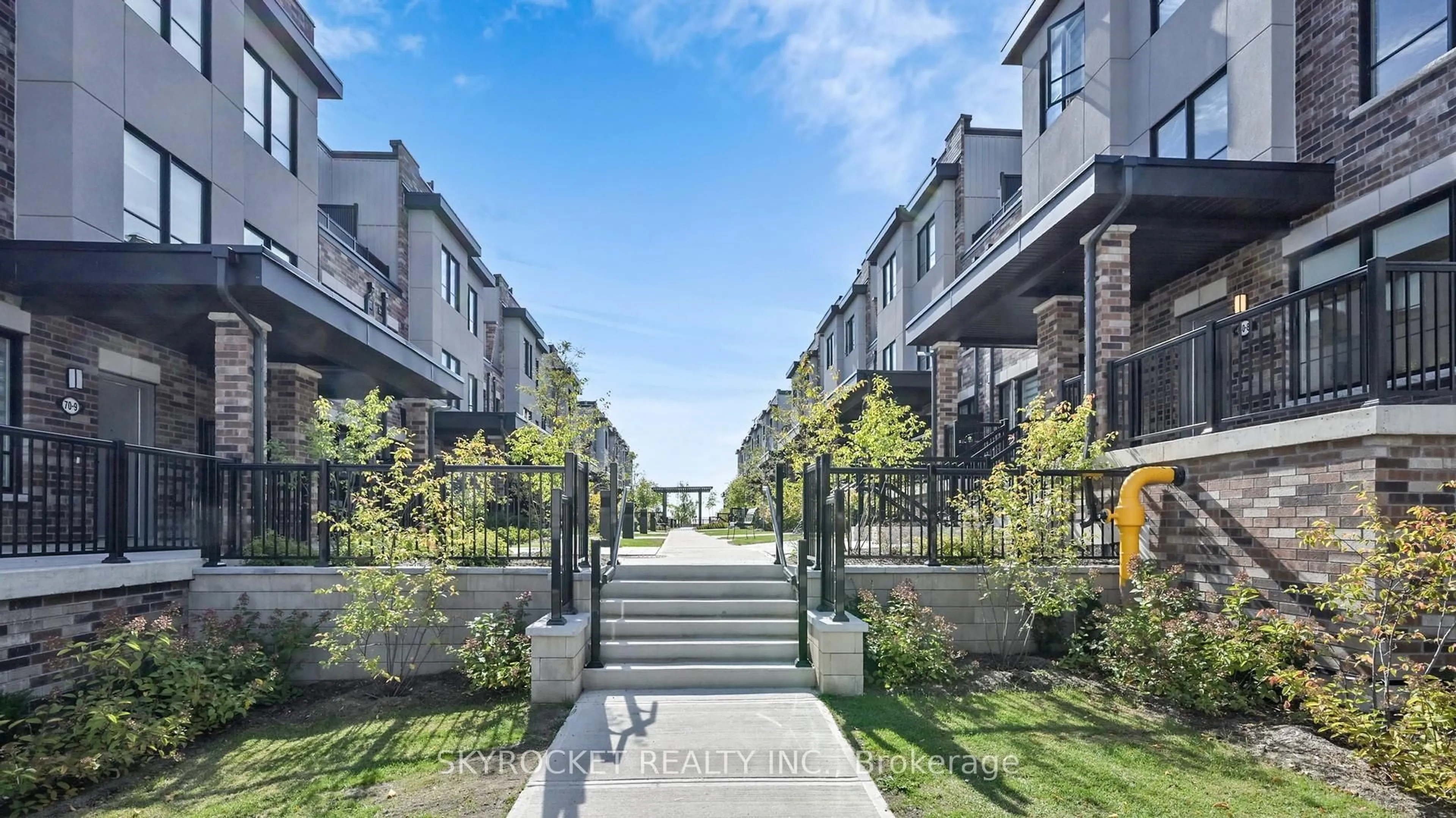 Patio, street for 40 Baynes Way #8, Bradford West Gwillimbury Ontario L3Z 4M4