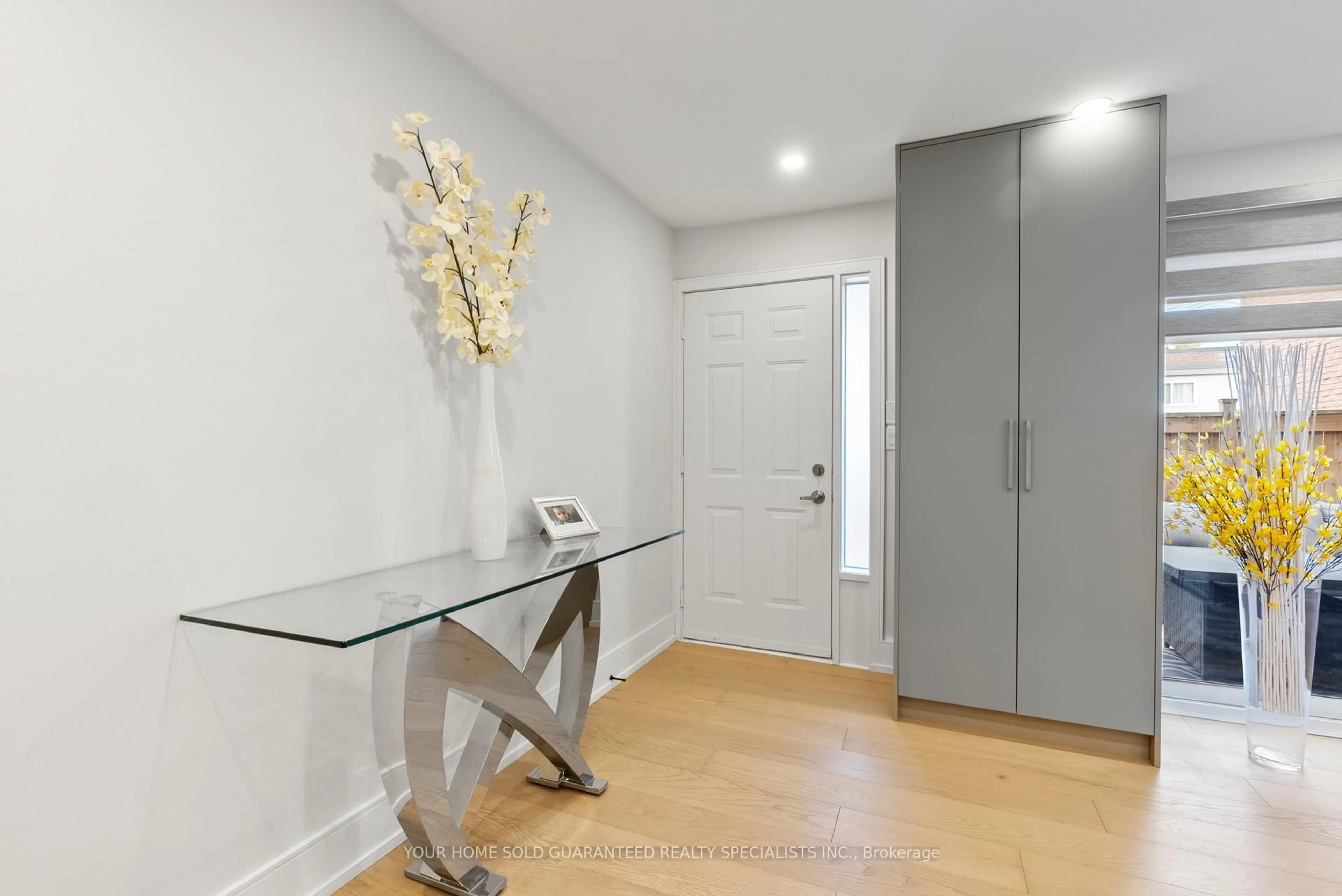 Indoor entryway for 146 MILESTONE Cres, Aurora Ontario L4G 3M2