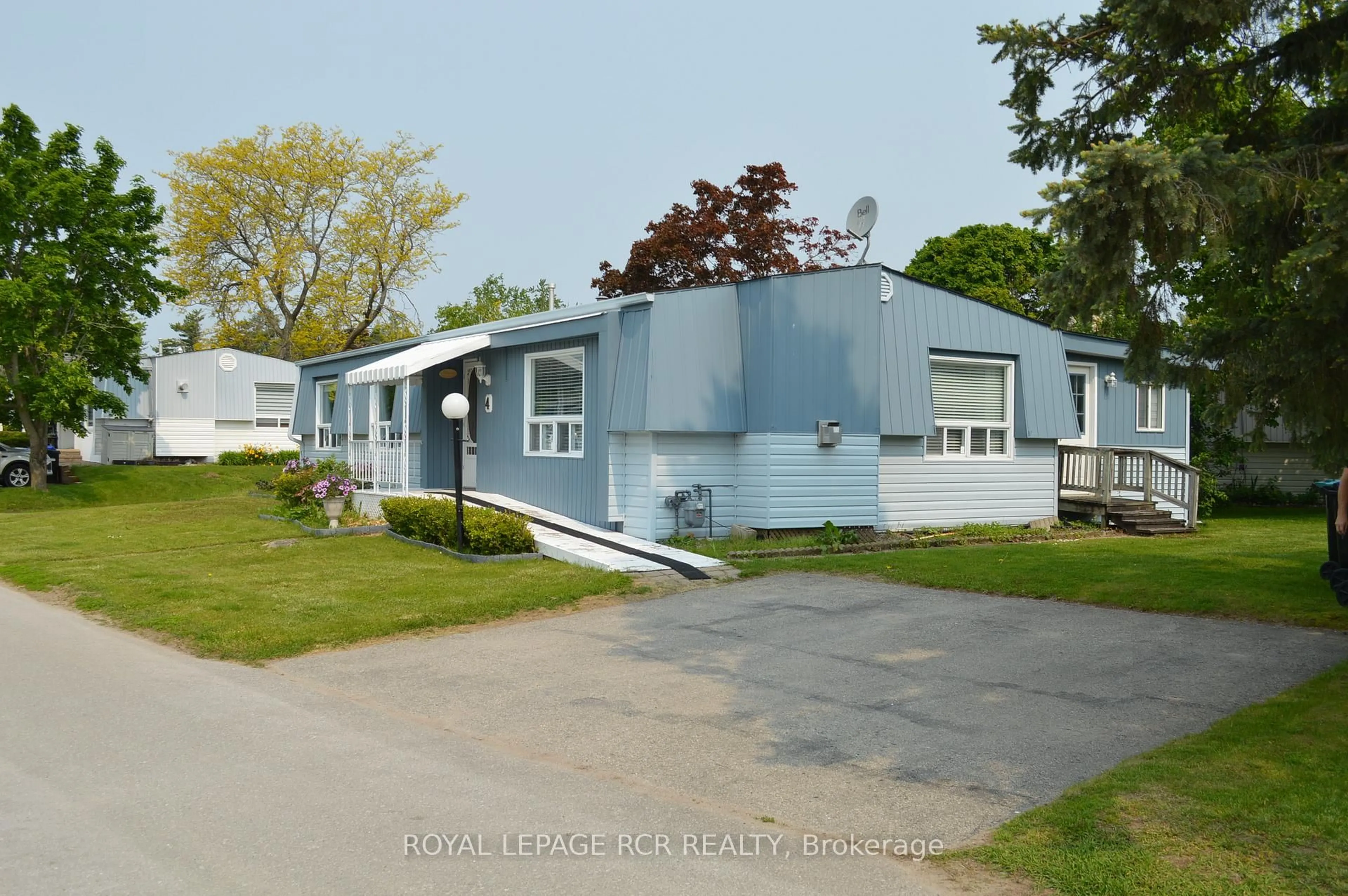 Home with vinyl exterior material, street for 4 Linden Lane, Innisfil Ontario L9S 1P4