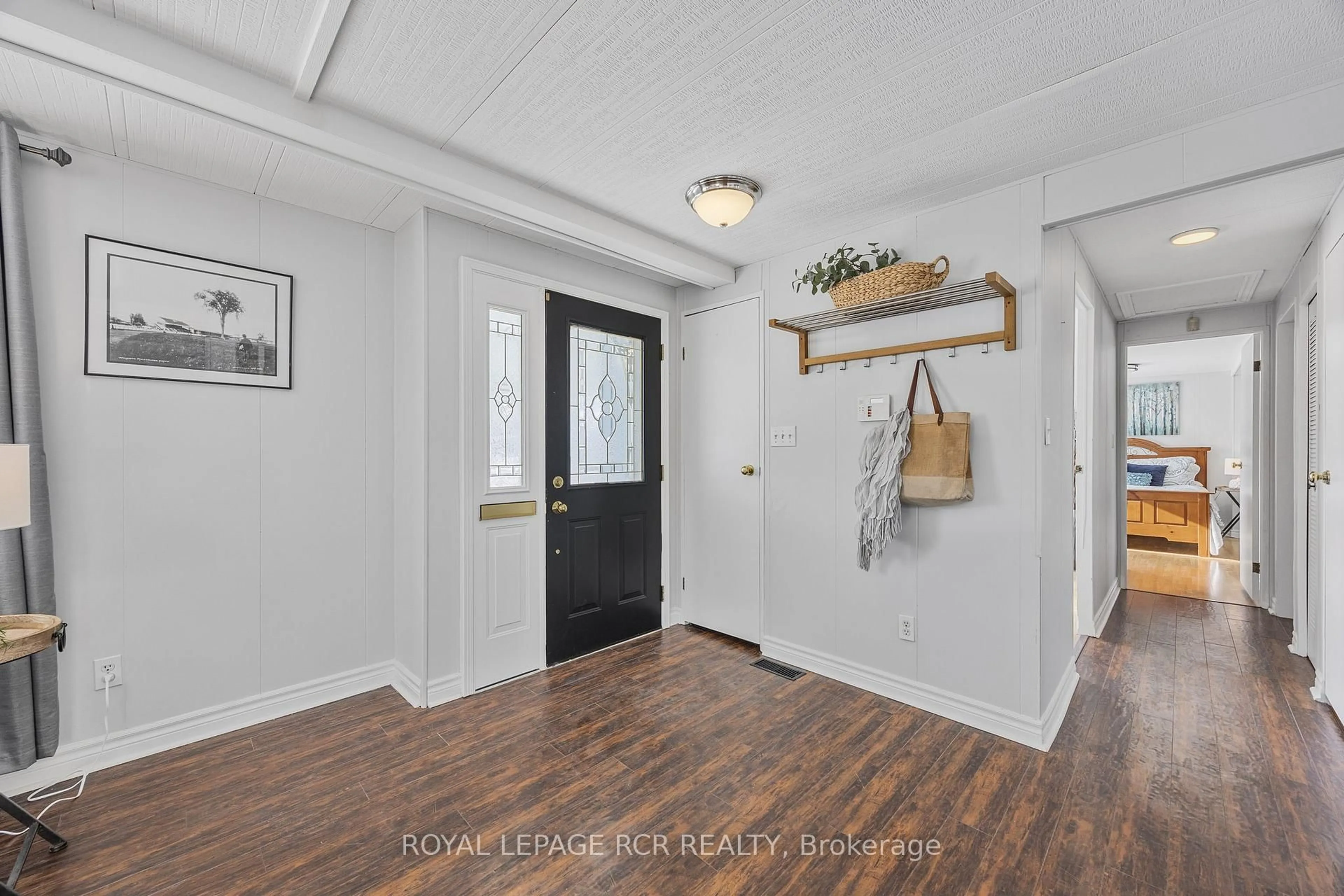 Indoor entryway for 4 Linden Lane, Innisfil Ontario L9S 1P4
