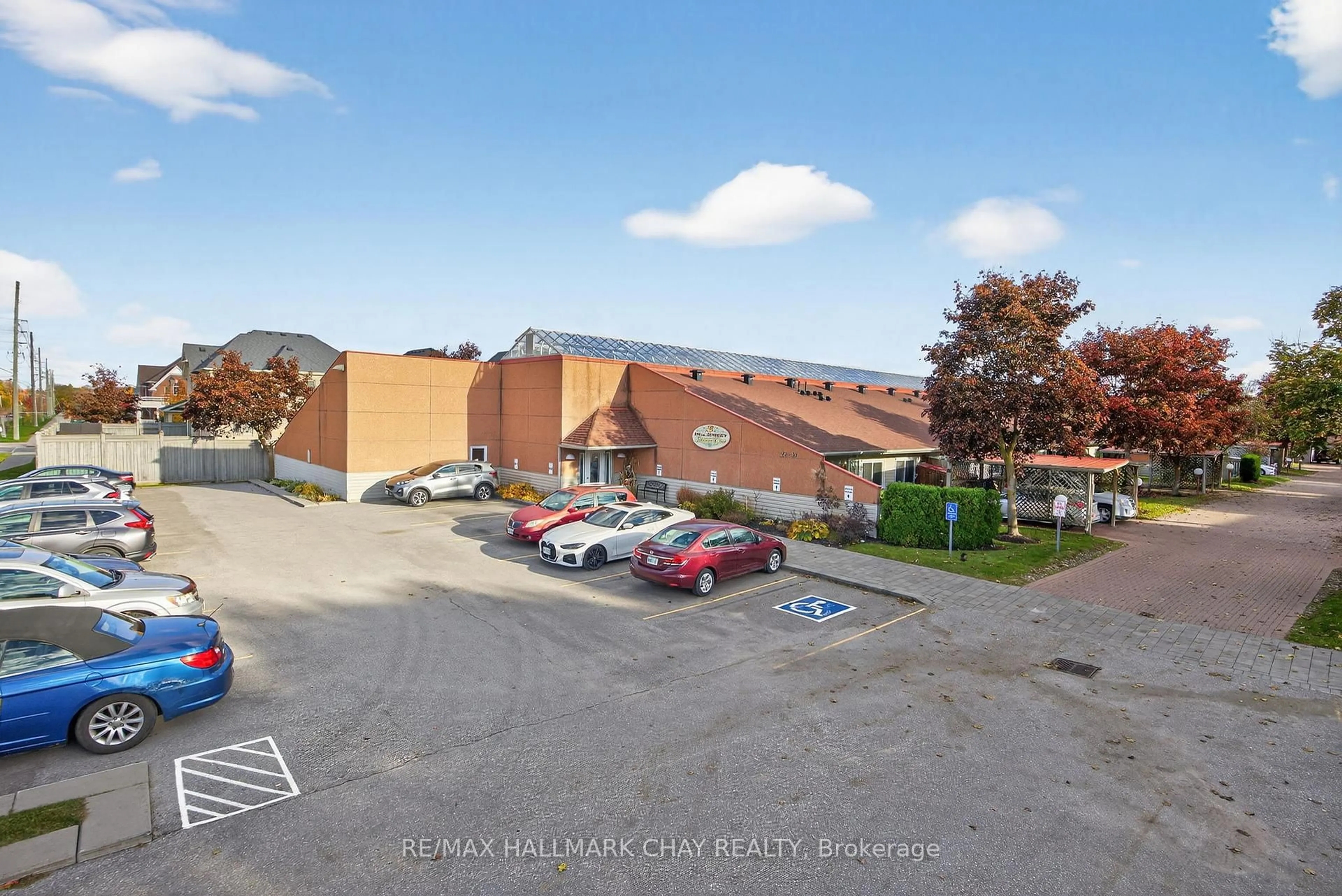 A pic from outside/outdoor area/front of a property/back of a property/a pic from drone, mountain view for 77 Mill St #40, New Tecumseth Ontario L0G 1W0
