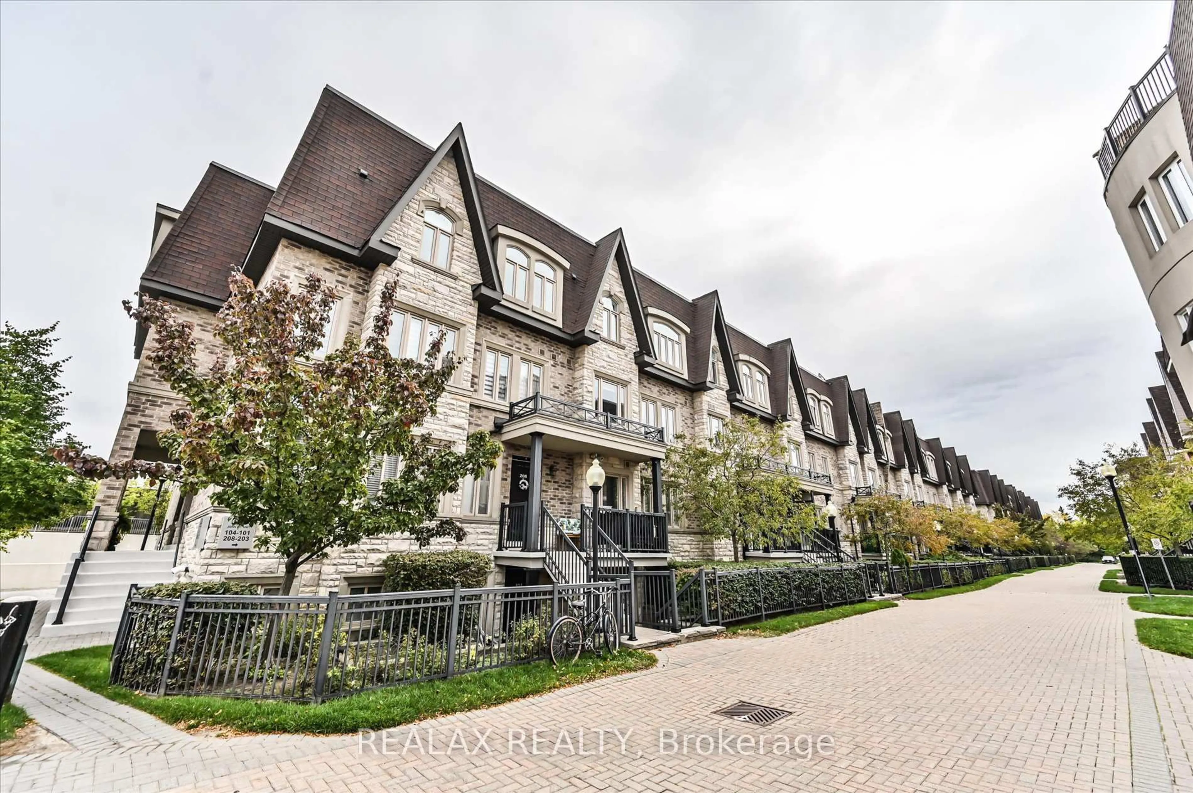 Patio, street for 320 John St #207, Markham Ontario L3T 0B1
