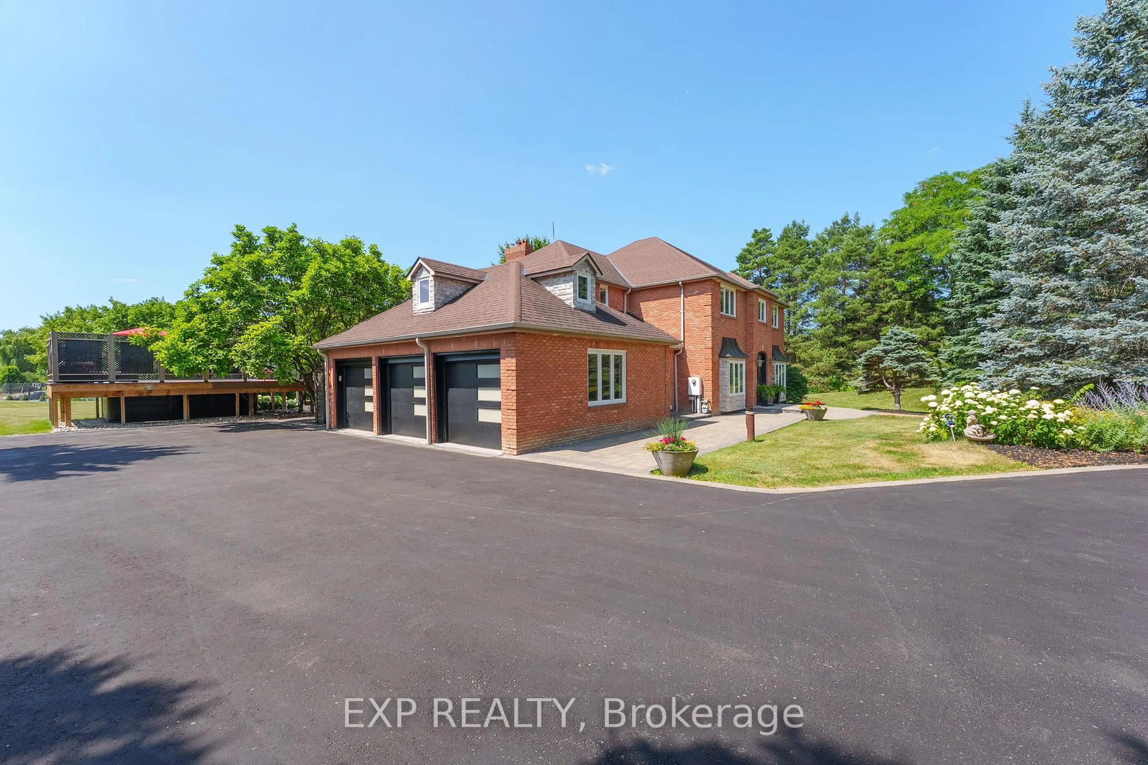 A pic from outside/outdoor area/front of a property/back of a property/a pic from drone, unknown for 47 Brule Tr, King Ontario L7B 0C7